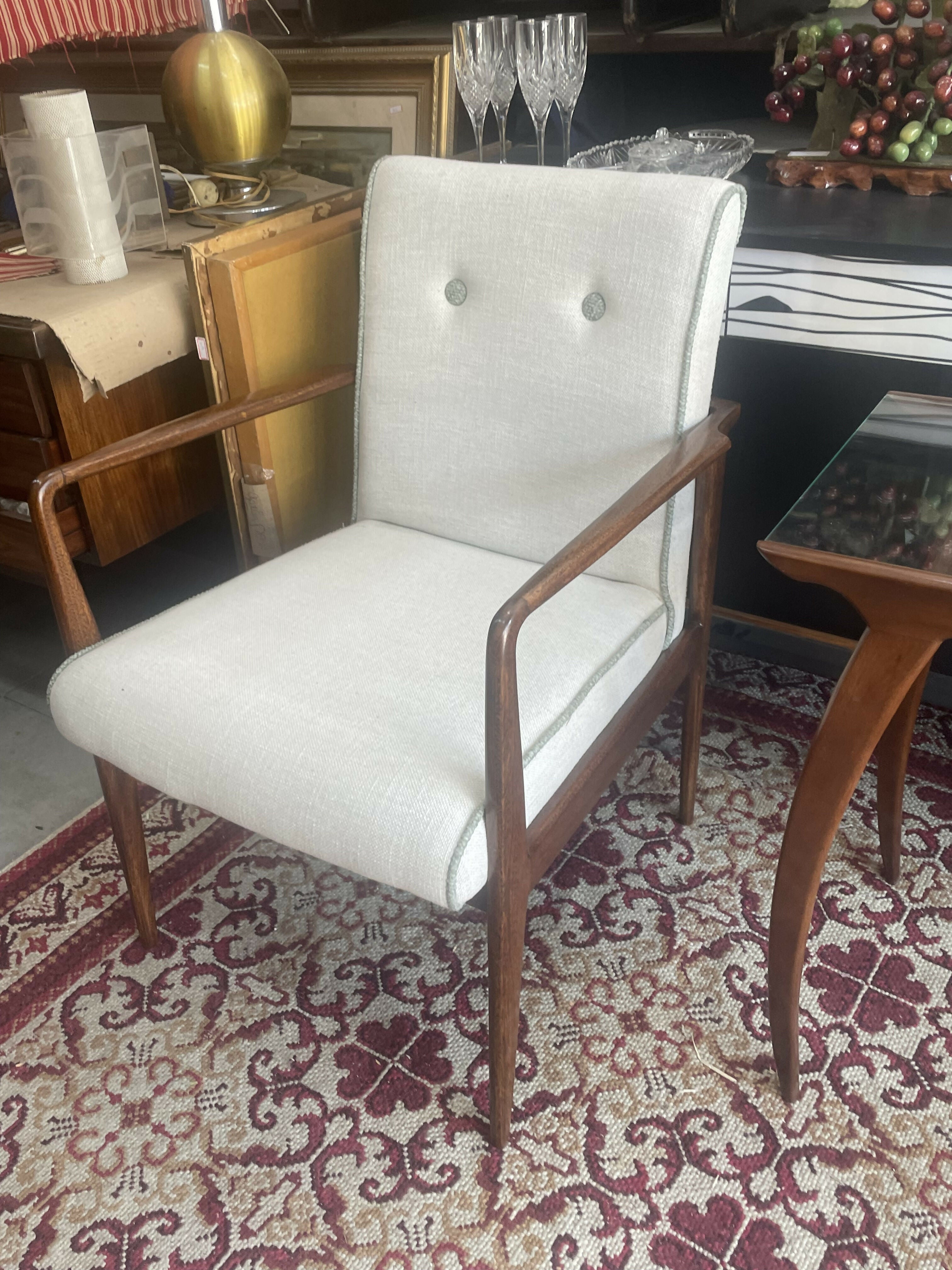 Poltrona Anos 60 - Madeira Imbuia Restaurada com estofado mantido os traços originais