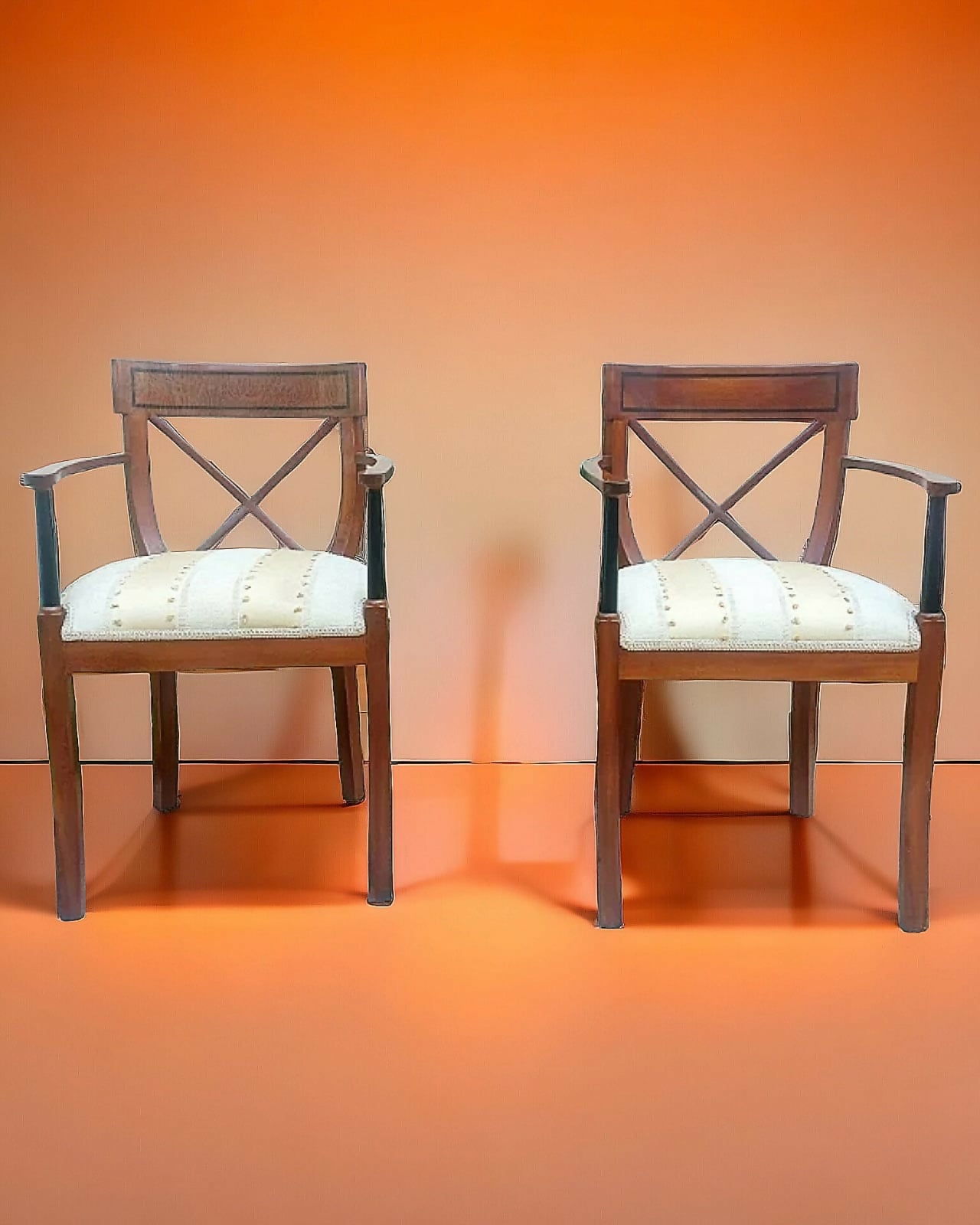 Par de poltronas em madeira nobre