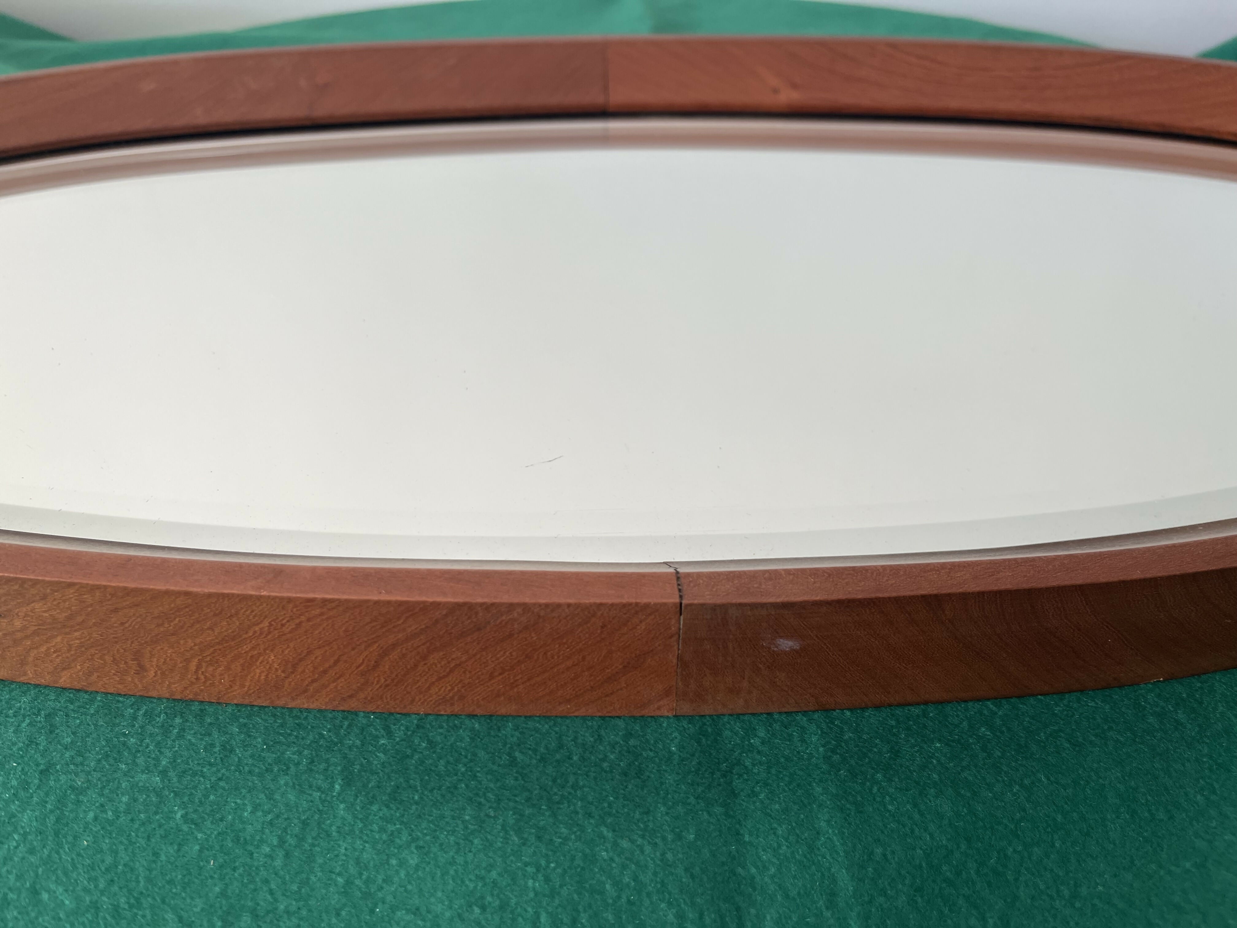 Espelho bisotado oval com moldura em madeira