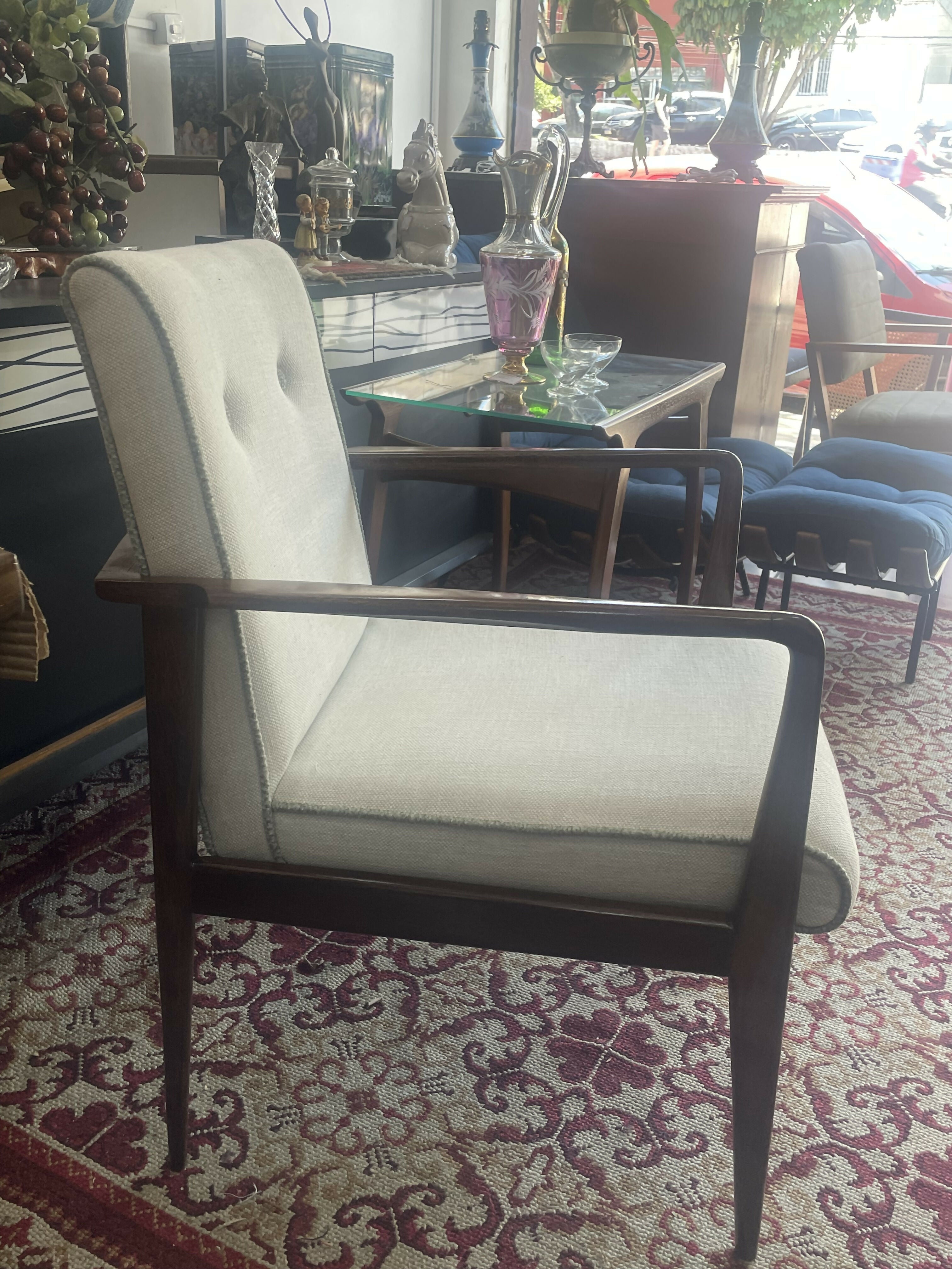 Poltrona Anos 60 - Madeira Imbuia Restaurada com estofado mantido os traços originais