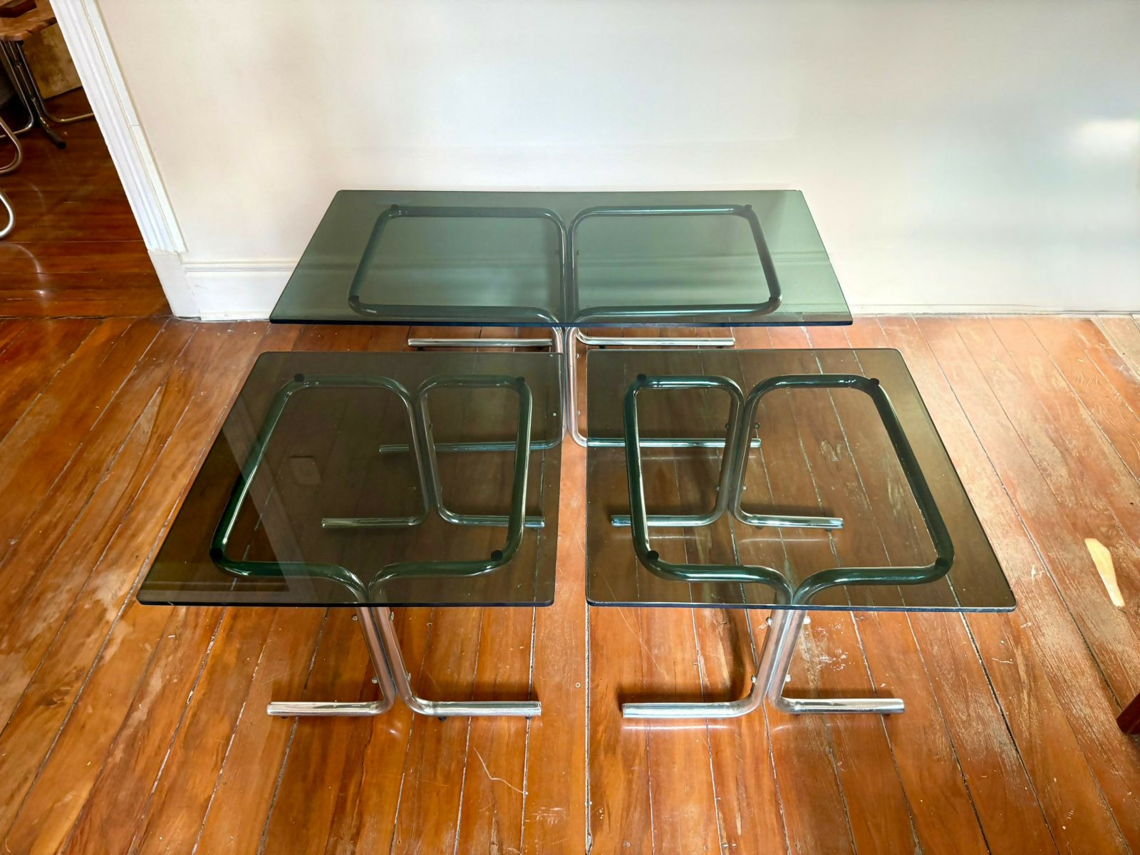Trio de mesinhas anos 80 cromado e vidro fumê
