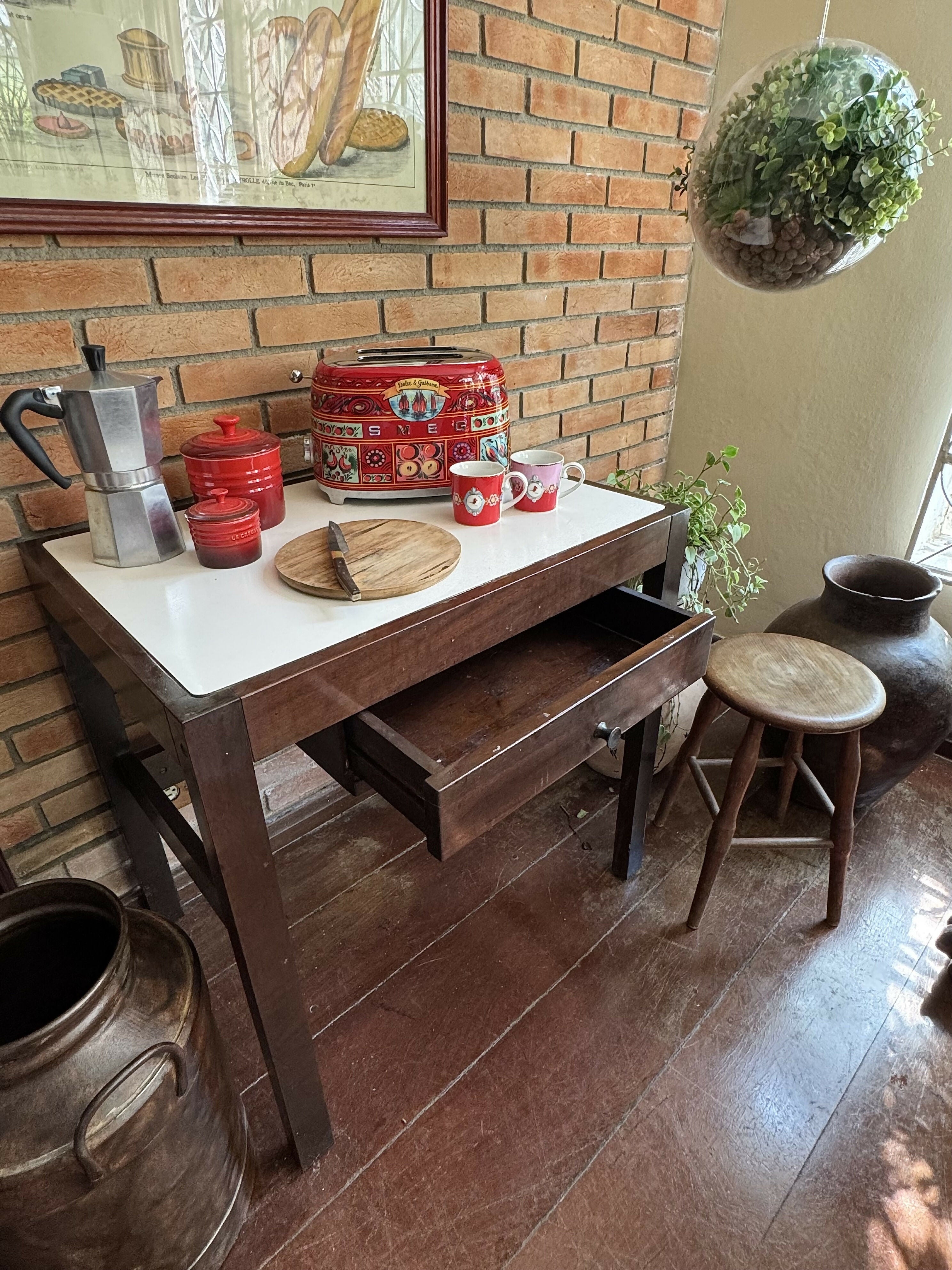 Mesa auxiliar madeira maciça e fórmica branca