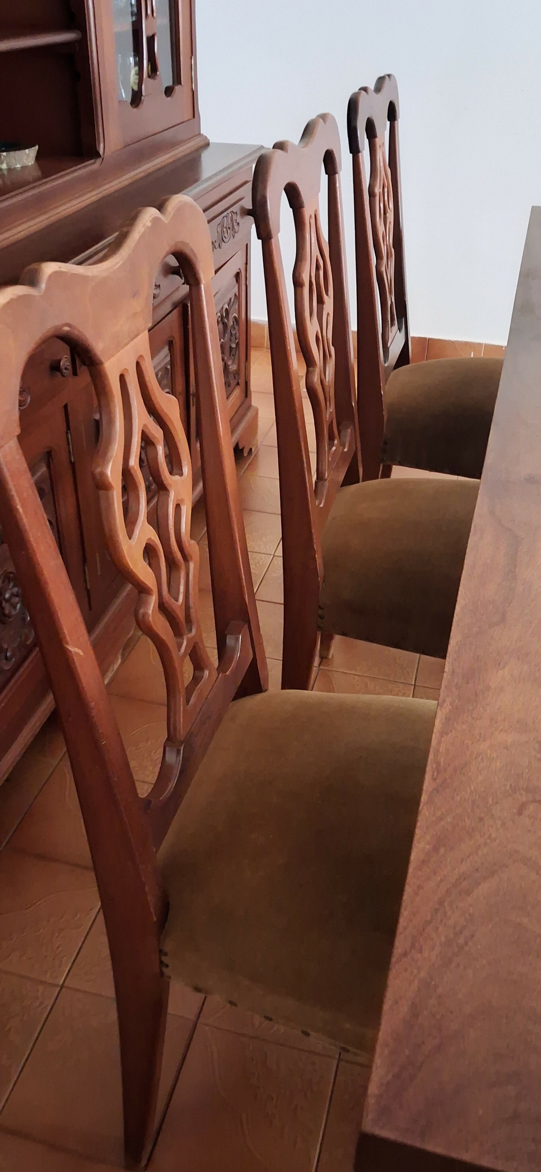 Sala de jantar (mesa + cadeiras + armário)