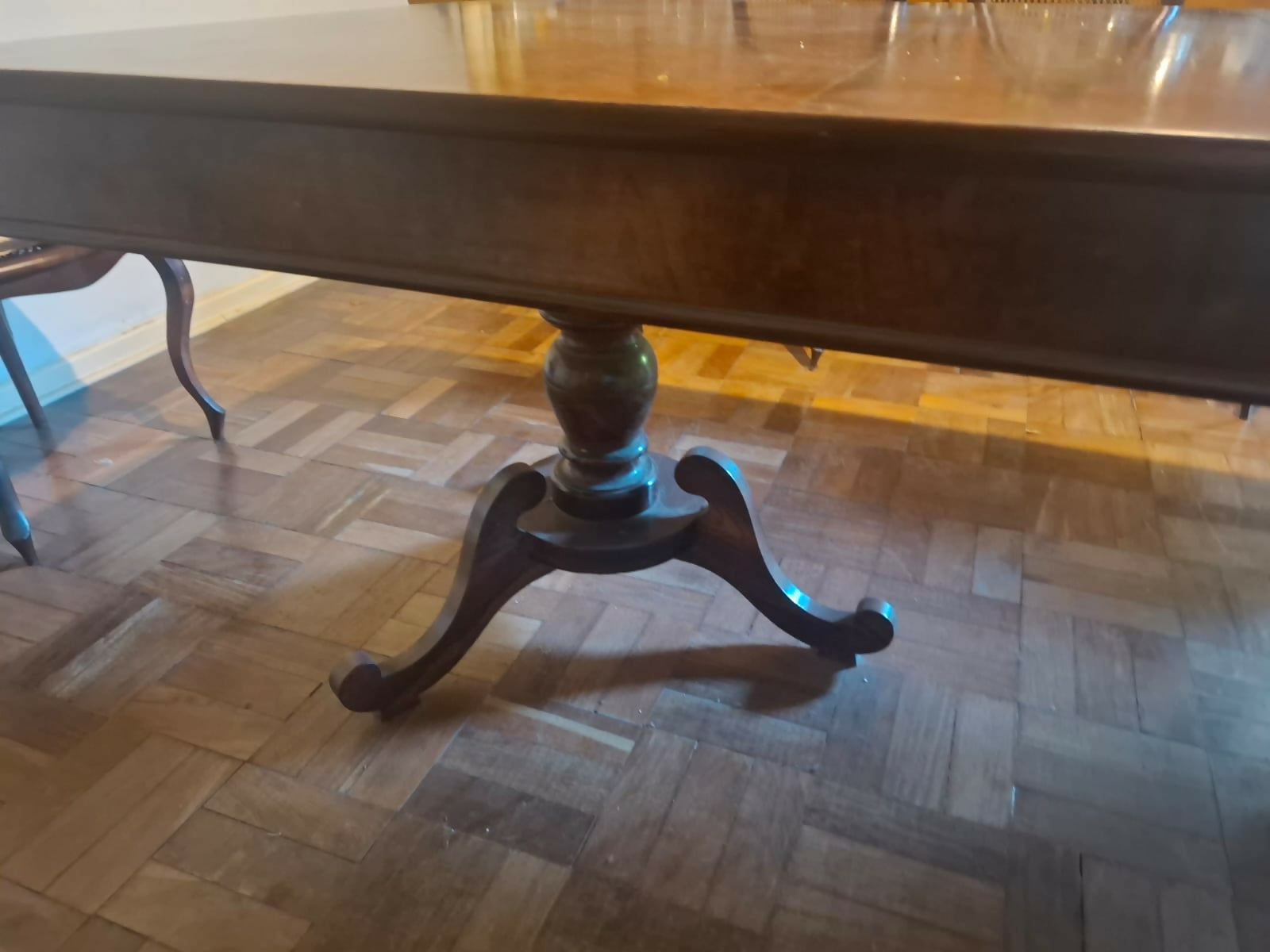 Mesa de Jantar Antiga em Madeira Maciça com 10 Cadeiras – Linda e Bem Conservada