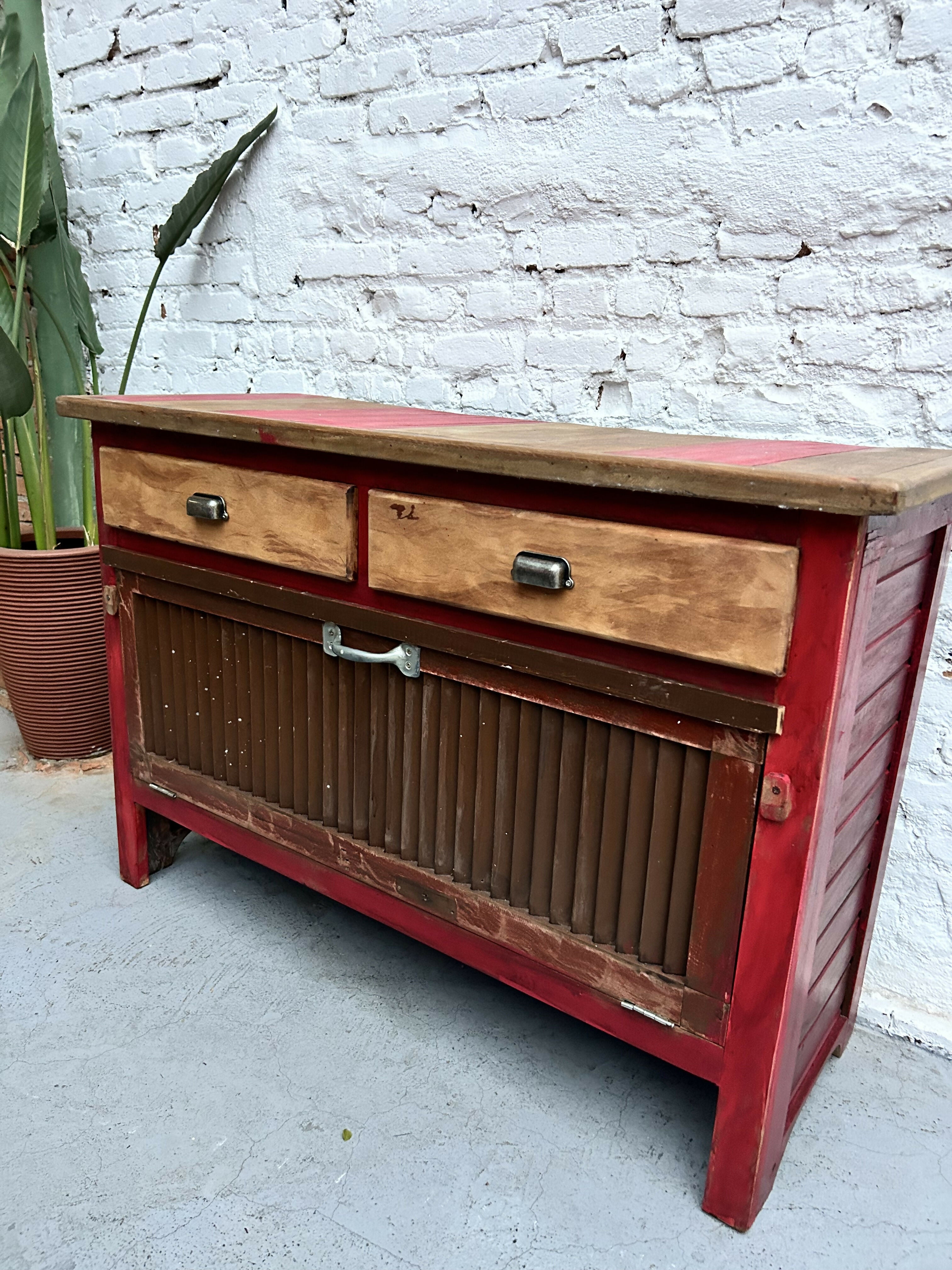 Buffet Upcycling com janela persiana