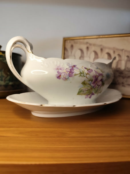 Molheira em porcelana com flores lilás, detalhes em dourado e prato fixo