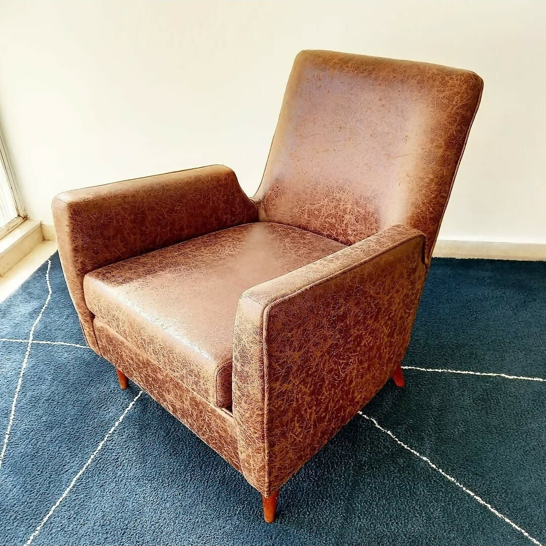 POLTRONA ANOS 50 ESTILO GIUSEPPE SCAPINELLI EM COURO