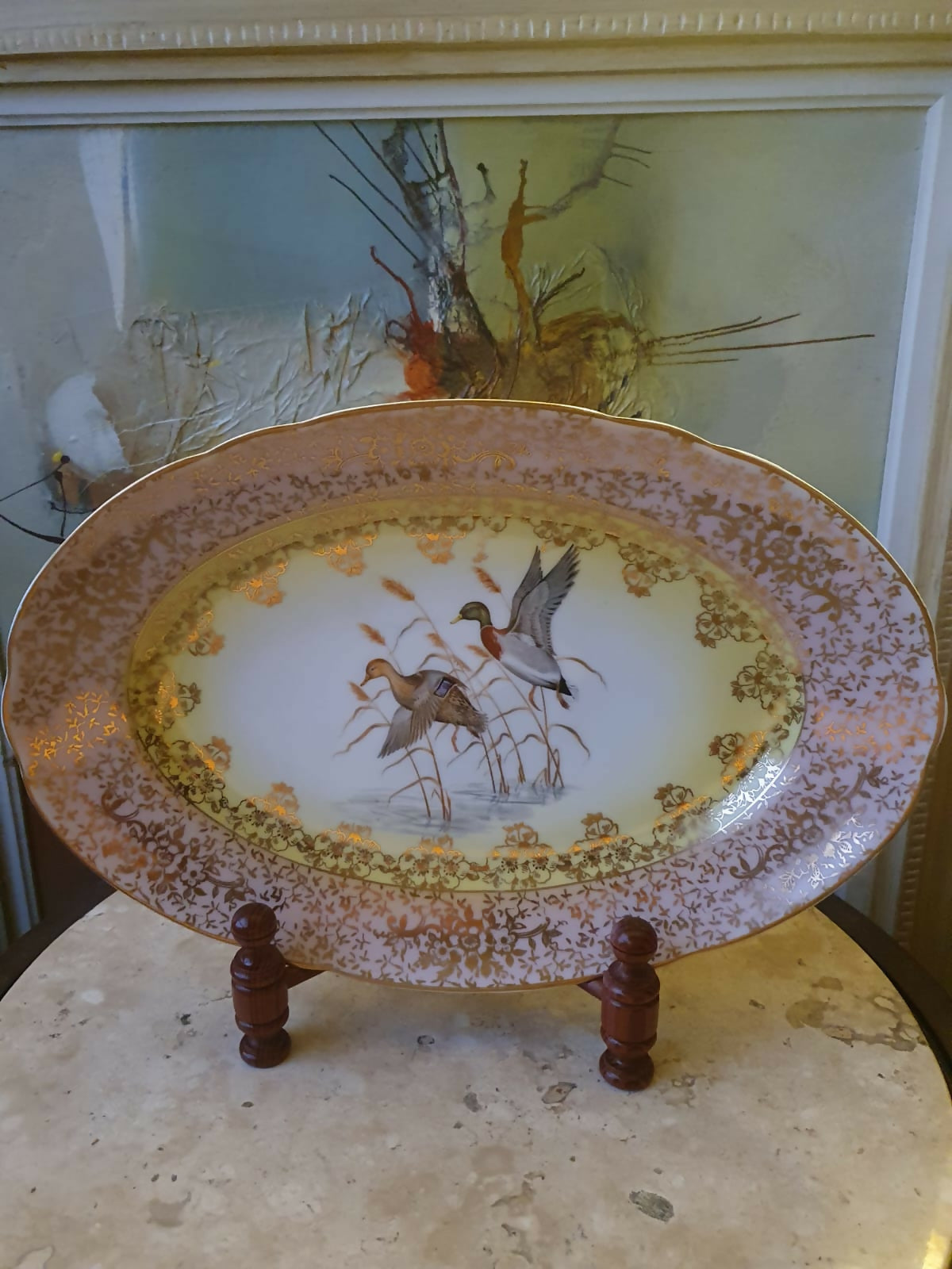 Travessa em porcelana vintage Real com rica douração e patos selvagens na reserva central. Maravilhosa!