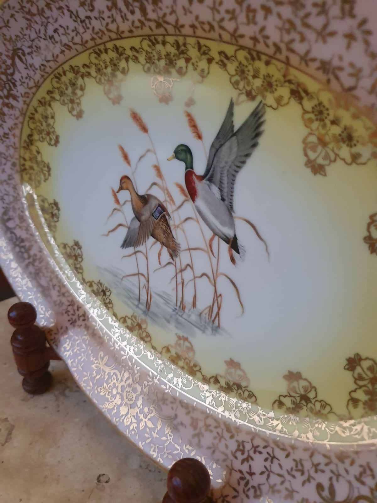 Travessa em porcelana vintage Real com rica douração e patos selvagens na reserva central. Maravilhosa!