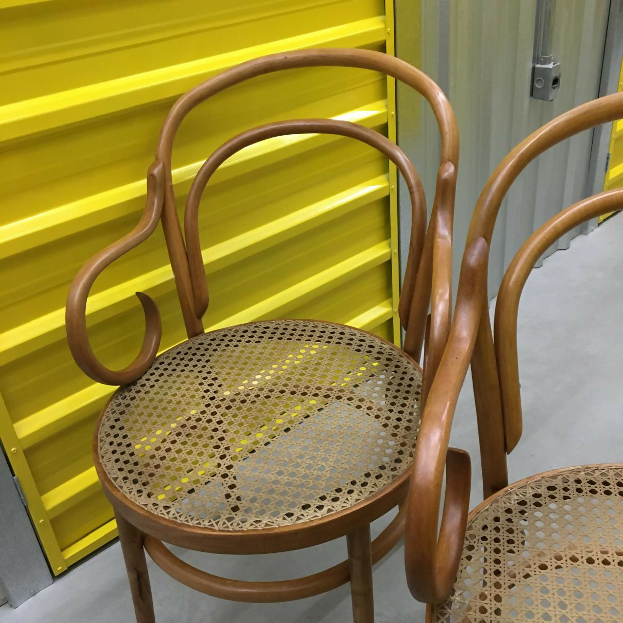 Par de cadeiras Thonet com braços - Fabricação Gerdau, Seladas. (valor unitário)