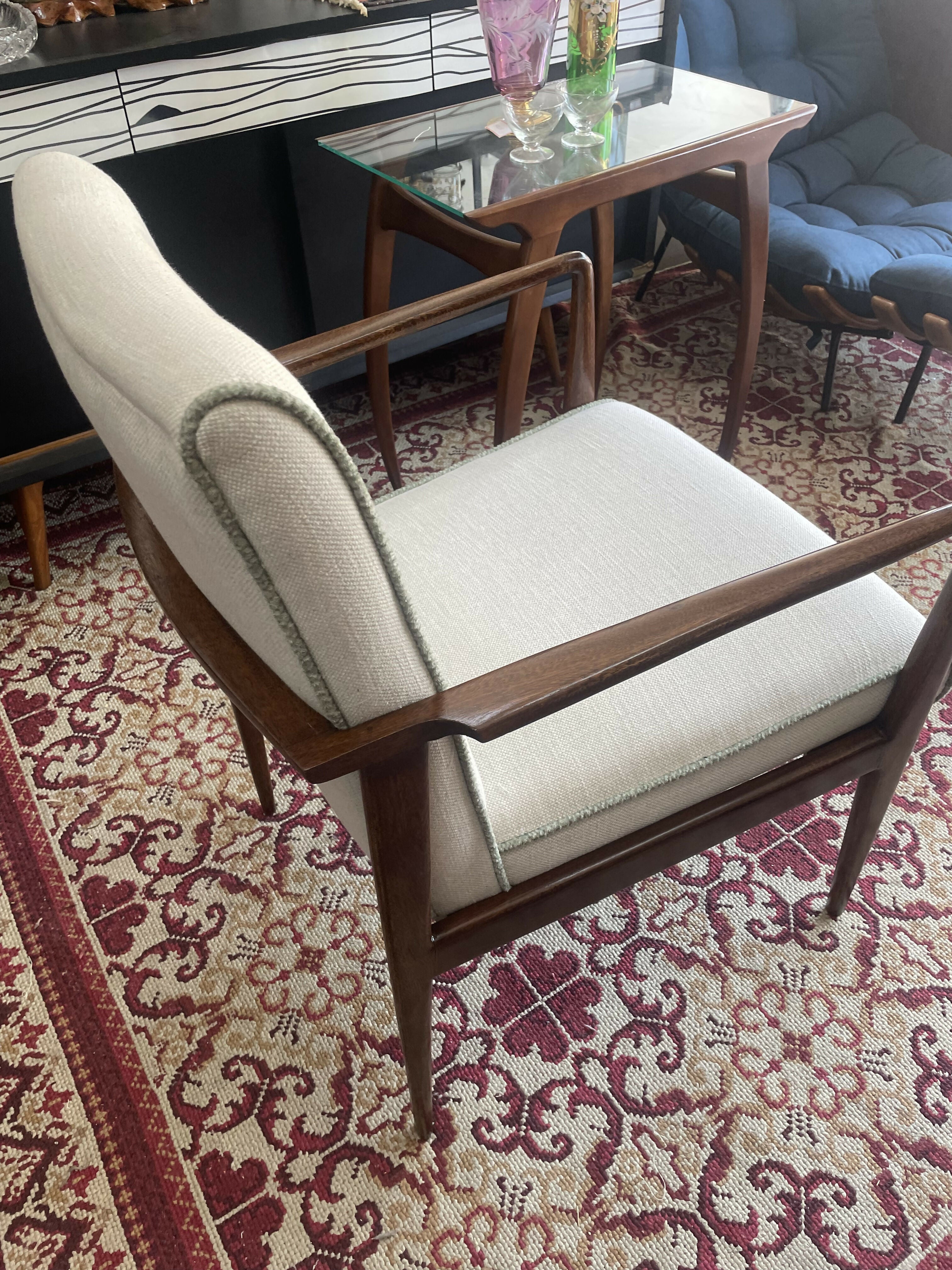 Poltrona Anos 60 - Madeira Imbuia Restaurada com estofado mantido os traços originais