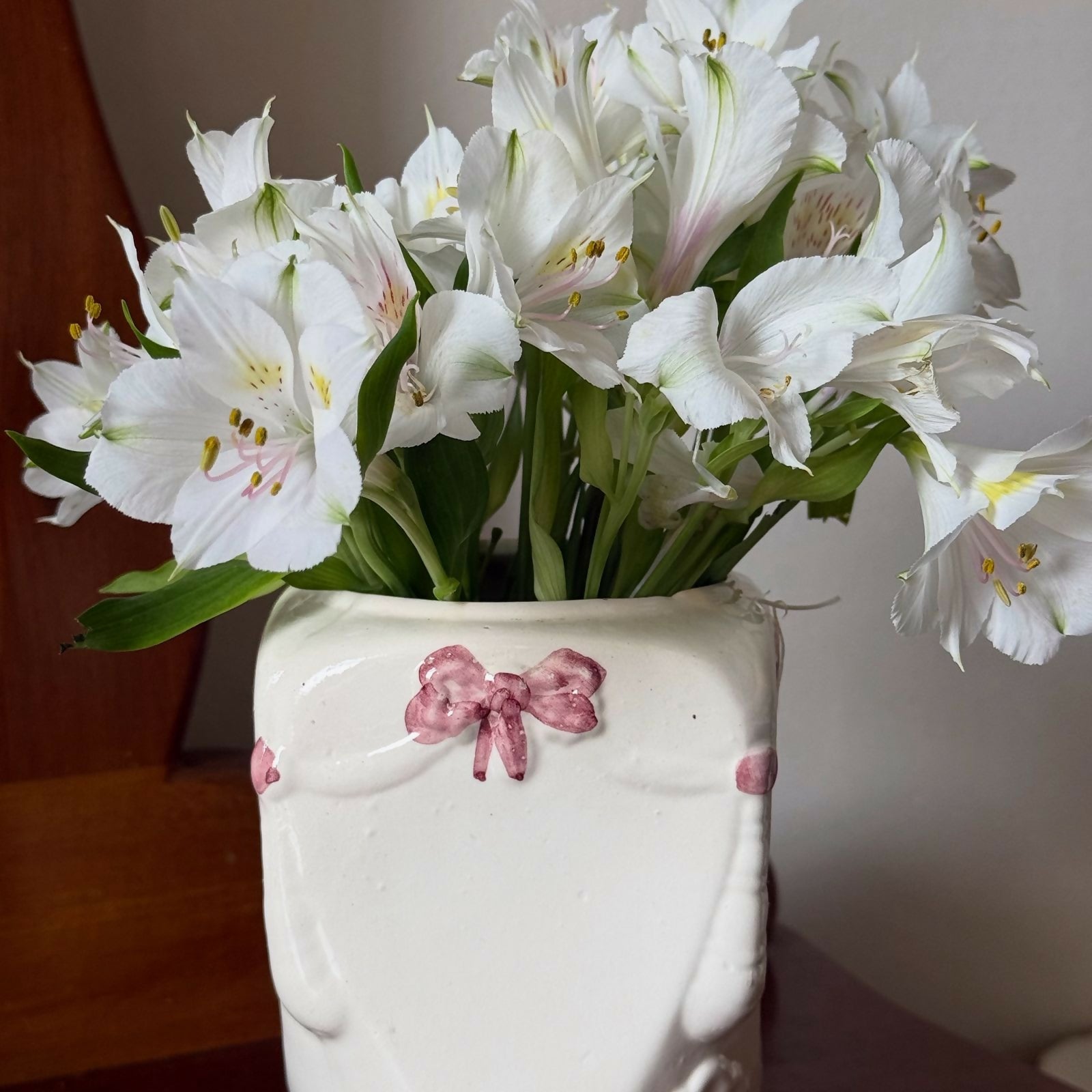 Vaso em Cerâmica Pintado à mão com Flores e Laços