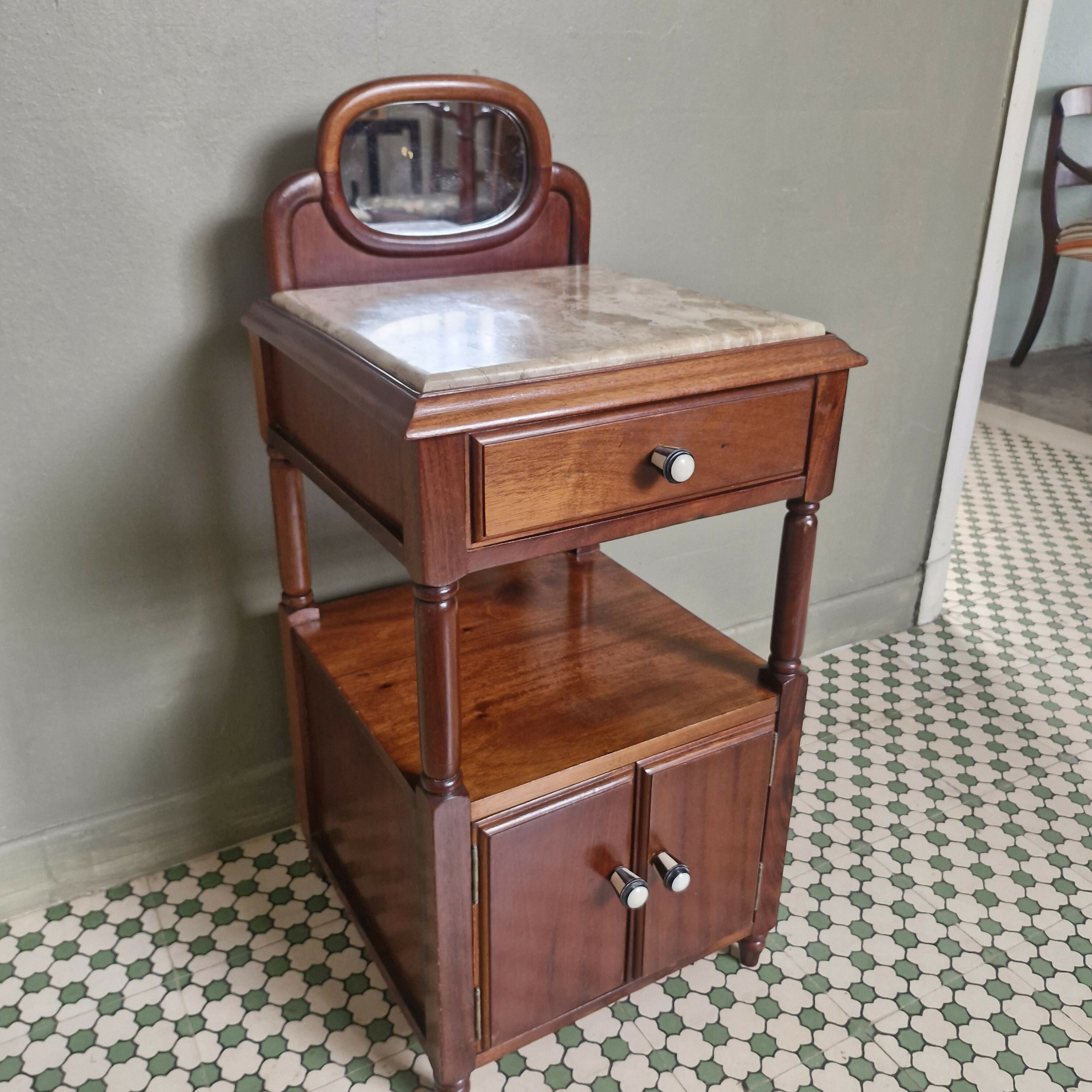 Mesa de cabeceira ou apoio com espelho e mármore