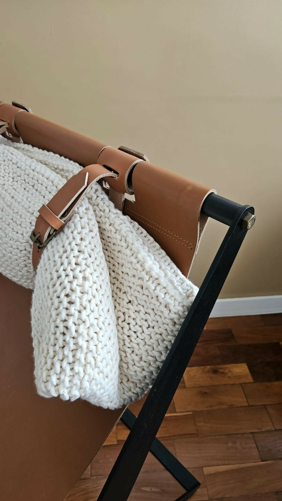 Poltrona Pliant Boomer, designer brasileiro Felipe Protti, em metal e couro