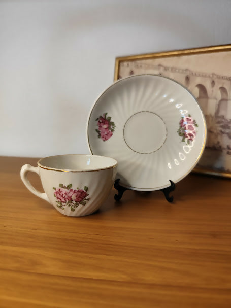 Pequena xícara de chá com pires em porcelana fina Cerqueira Leite