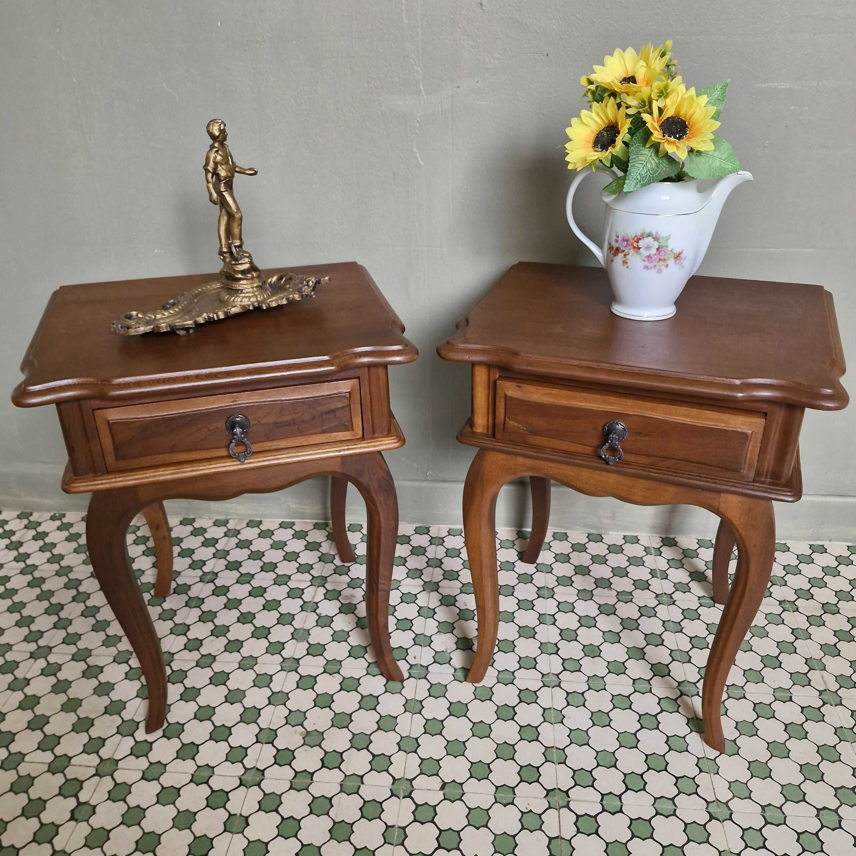 Mesas de Cabeceira Provençal