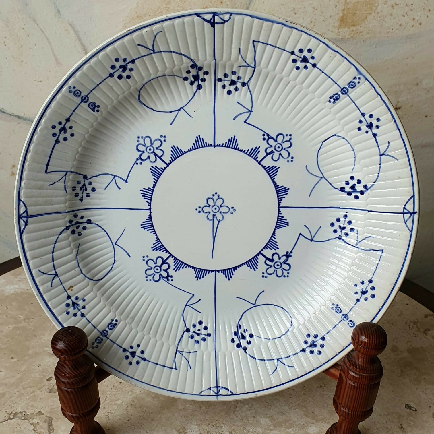 Prato decorativo em faiança Sarraguemines. Otimo estado!