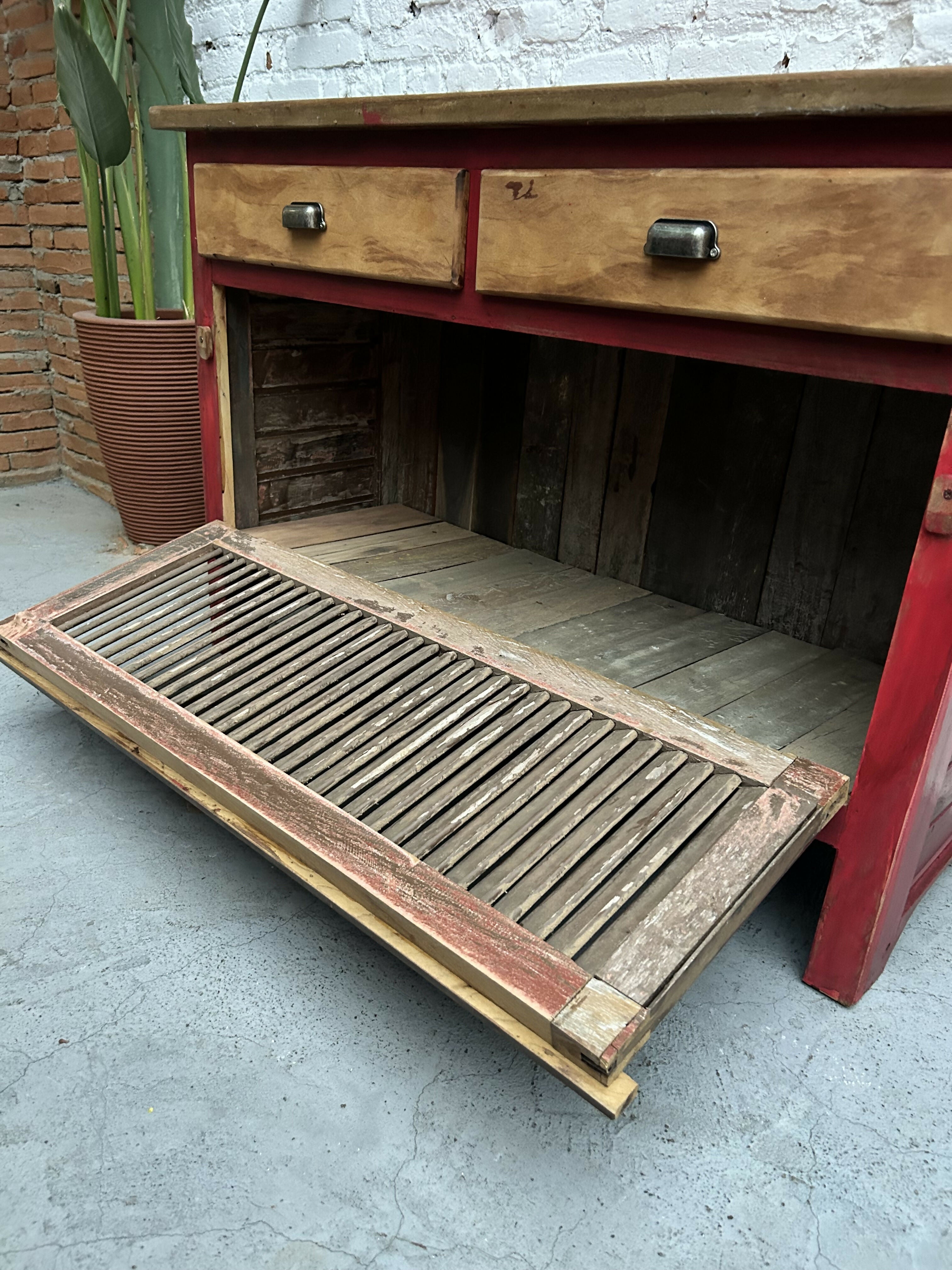 Buffet Upcycling com janela persiana