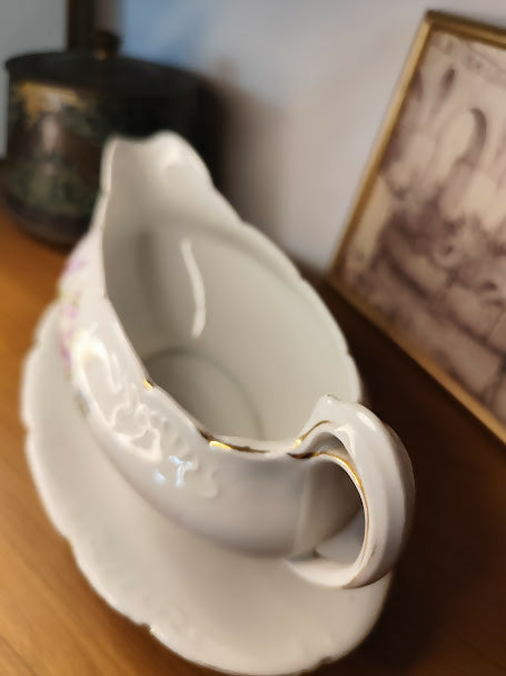 Molheira em porcelana com flores lilás, detalhes em dourado e prato fixo