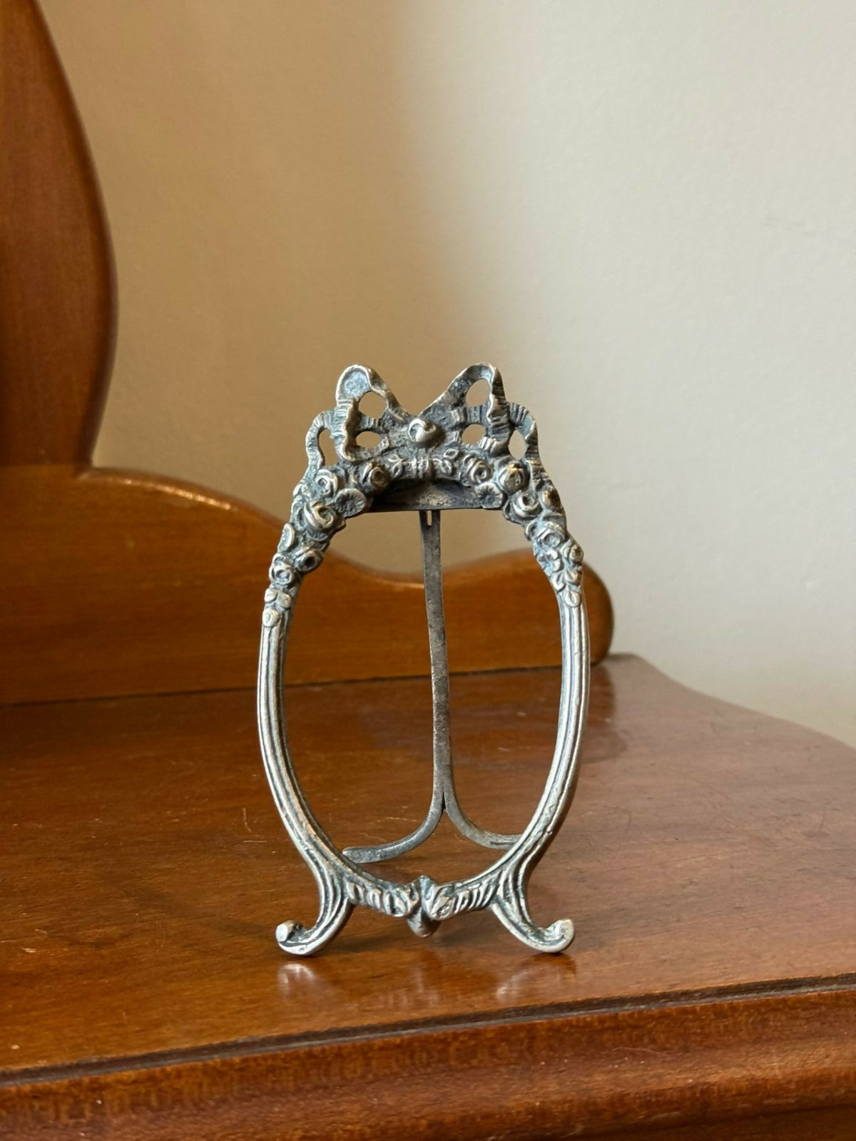 Pequeno Porta Retrato em Bronze com motivos Florais e Laço