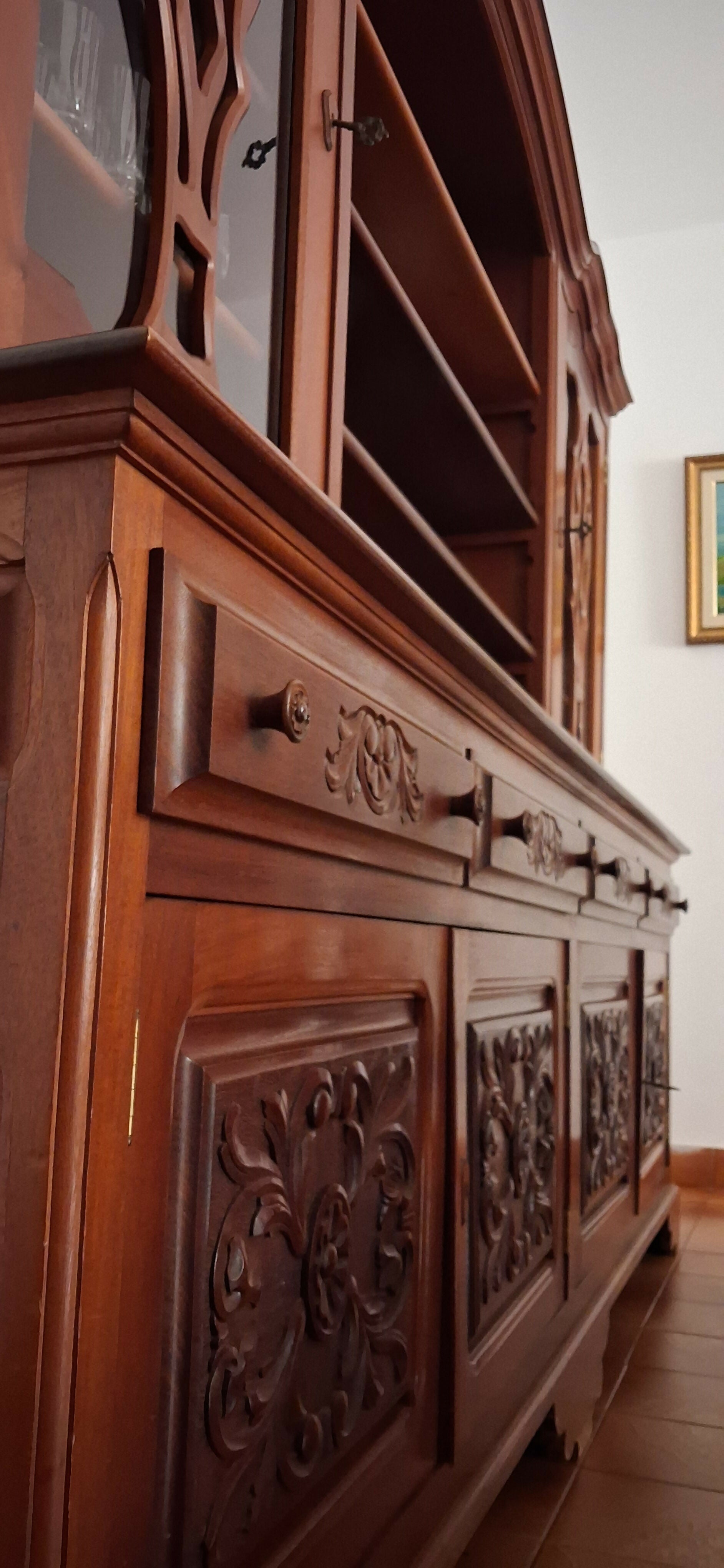 Sala de jantar (mesa + cadeiras + armário)