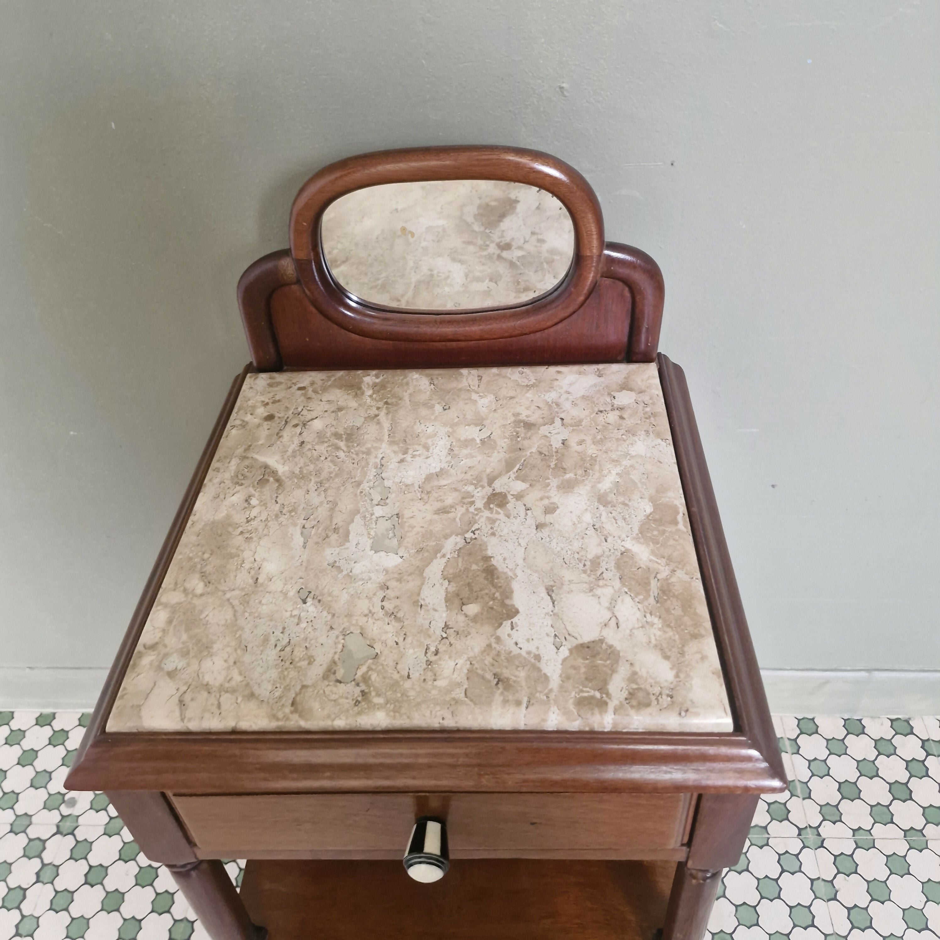 Mesa de cabeceira ou apoio com espelho e mármore