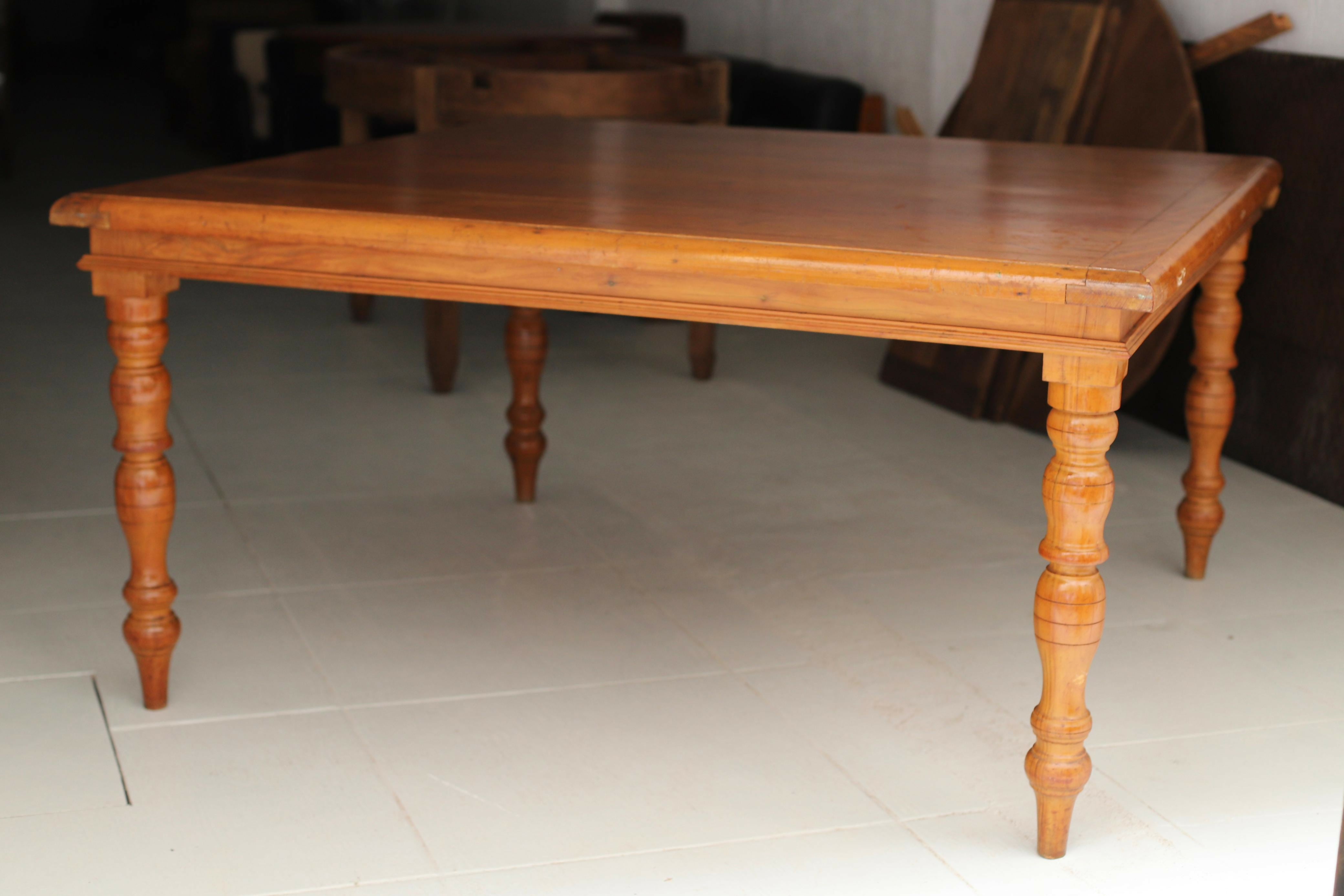 Mesa de jantar em peroba maciça