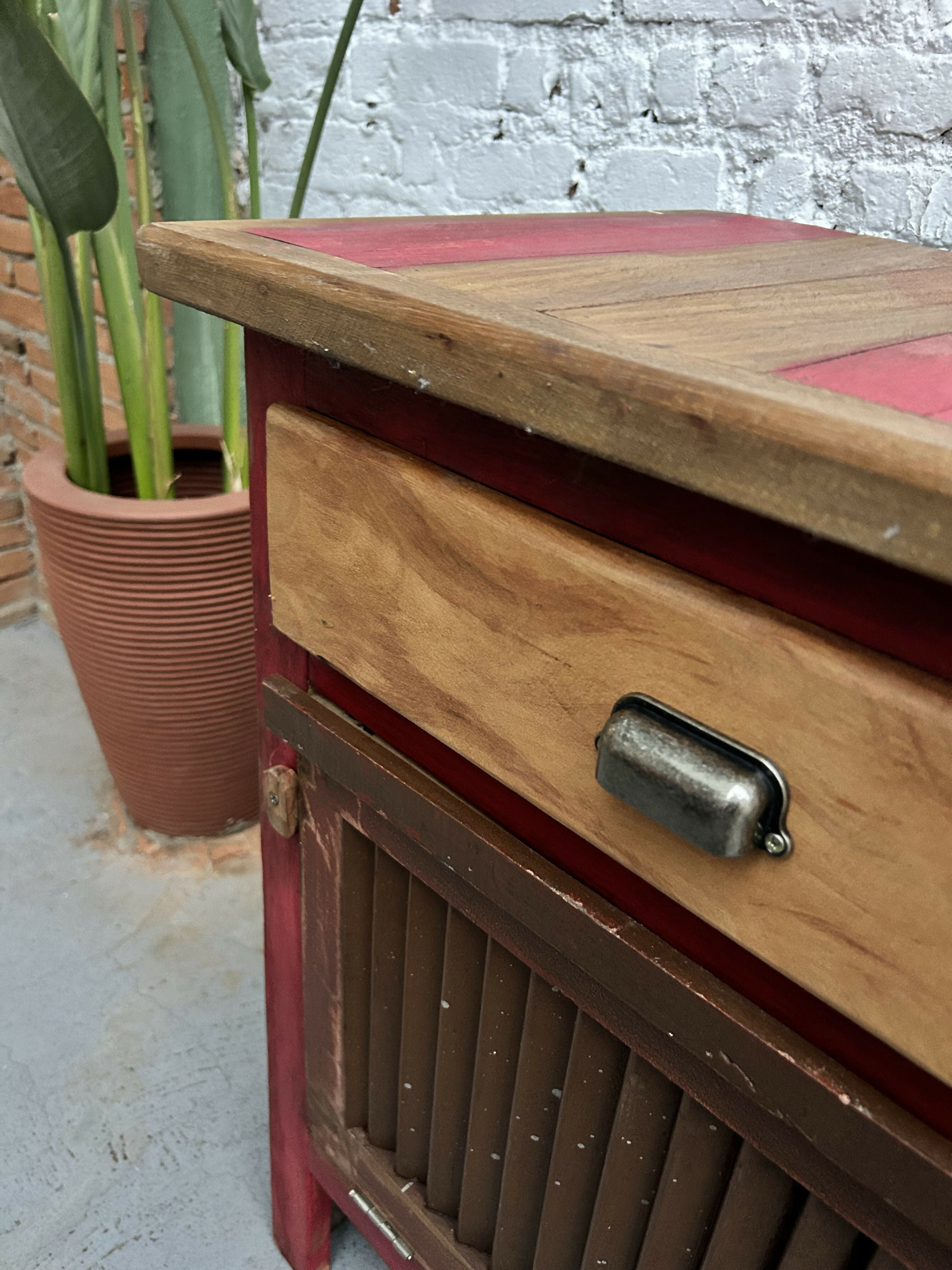 Buffet Upcycling com janela persiana