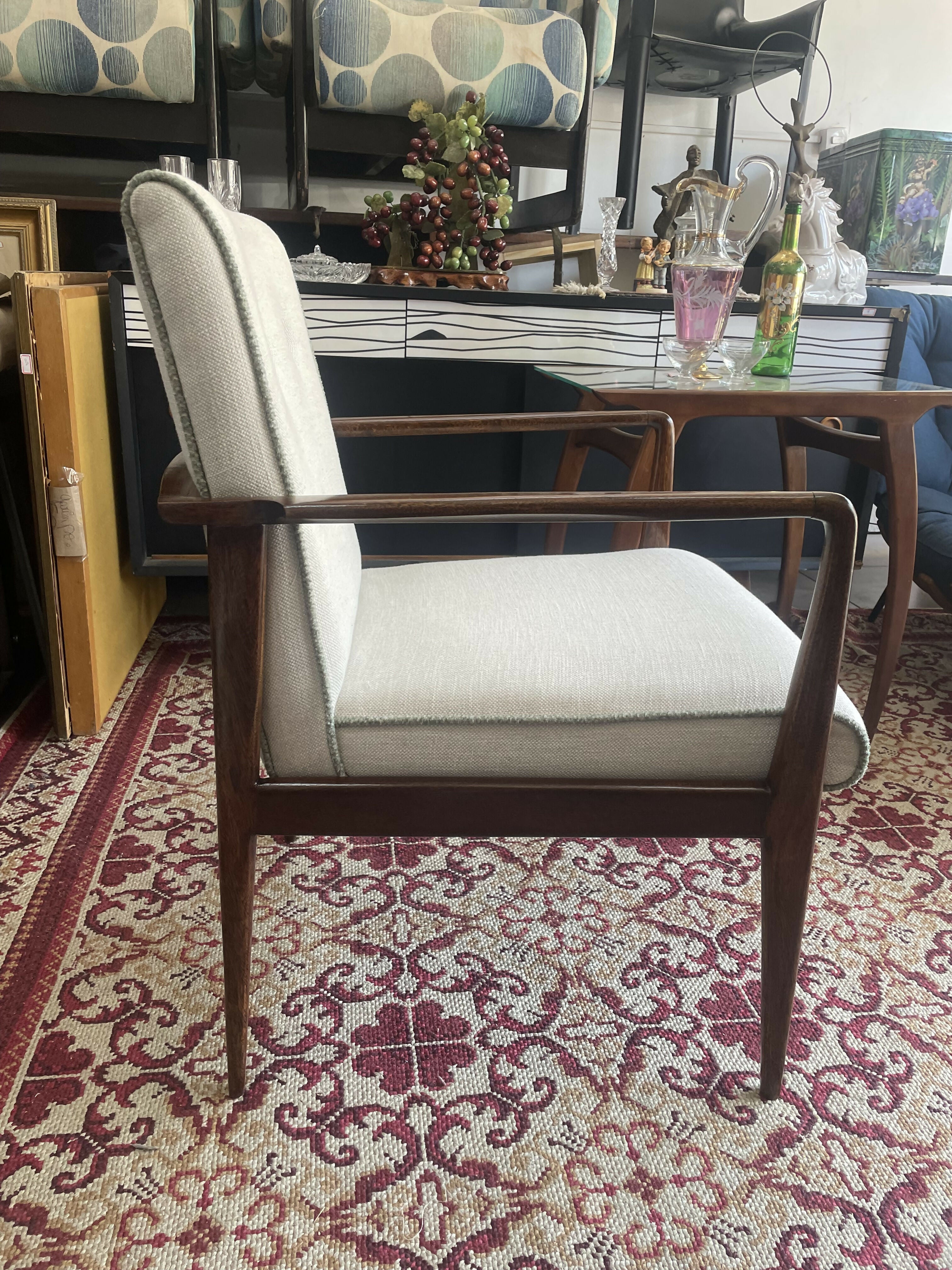 Poltrona Anos 60 - Madeira Imbuia Restaurada com estofado mantido os traços originais