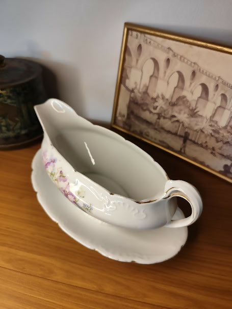 Molheira em porcelana com flores lilás, detalhes em dourado e prato fixo