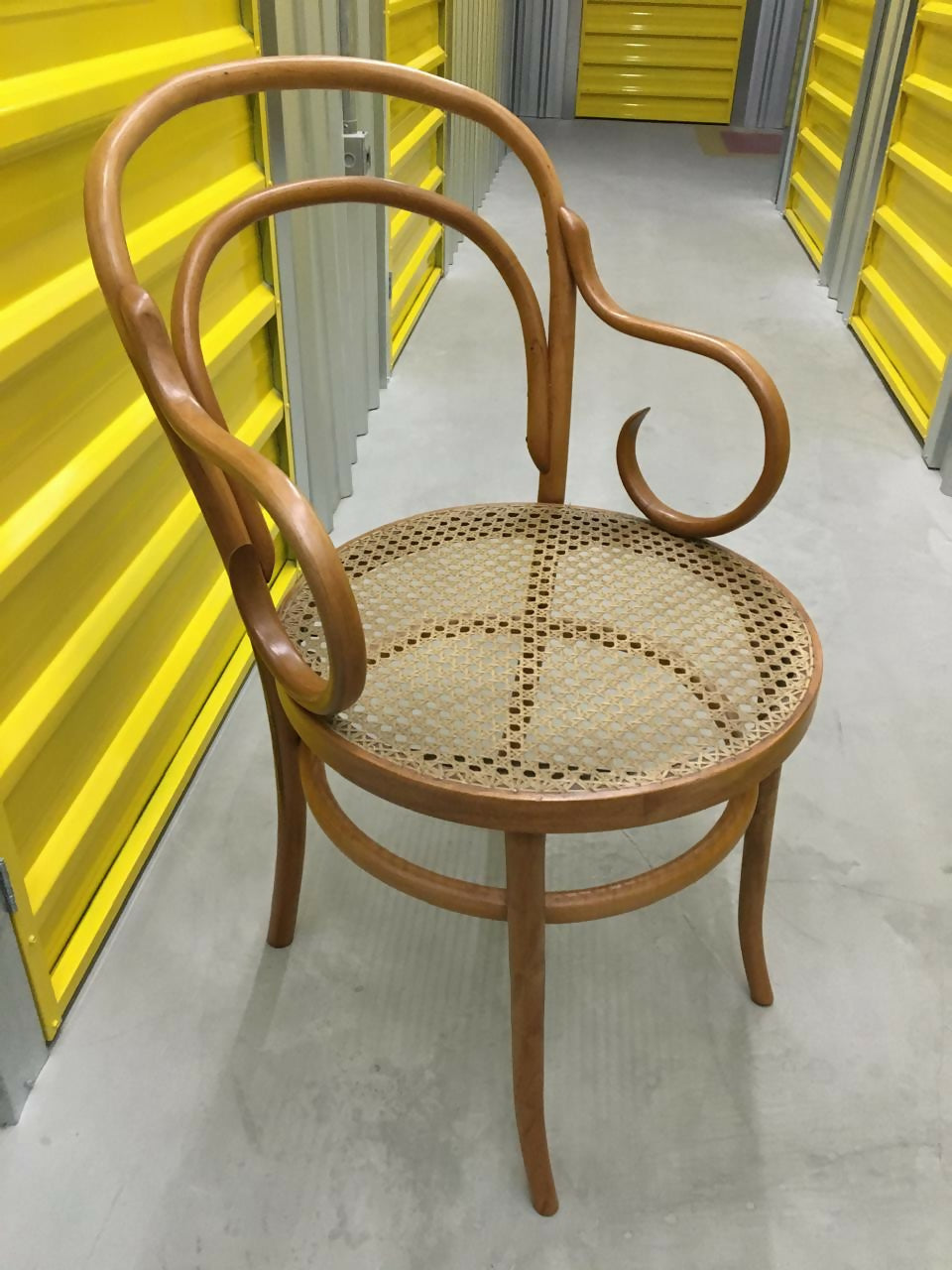 Par de cadeiras Thonet com braços - Fabricação Gerdau, Seladas. (valor unitário)