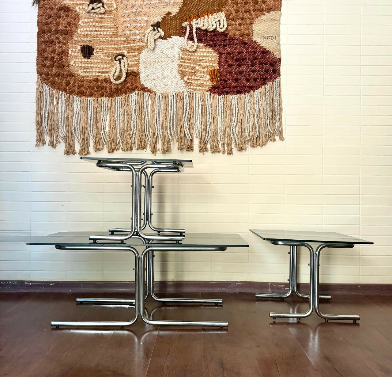 Trio de mesinhas anos 80 cromado e vidro fumê