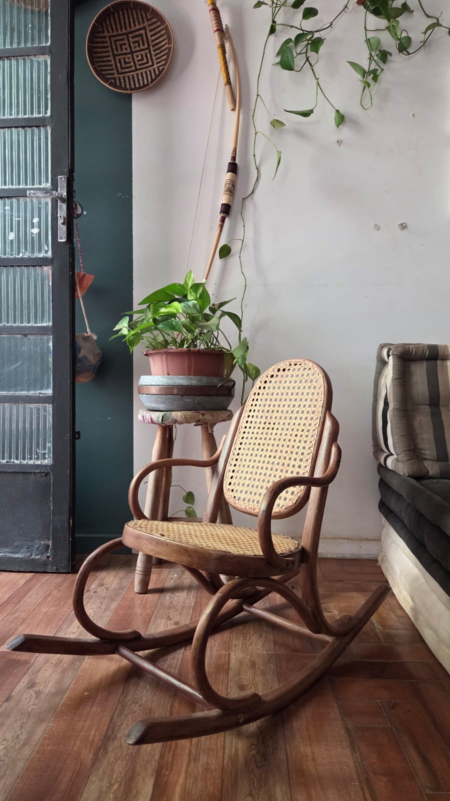 Antiga Cadeira De Balanço Infantil Estilo Thonet - restaurada 