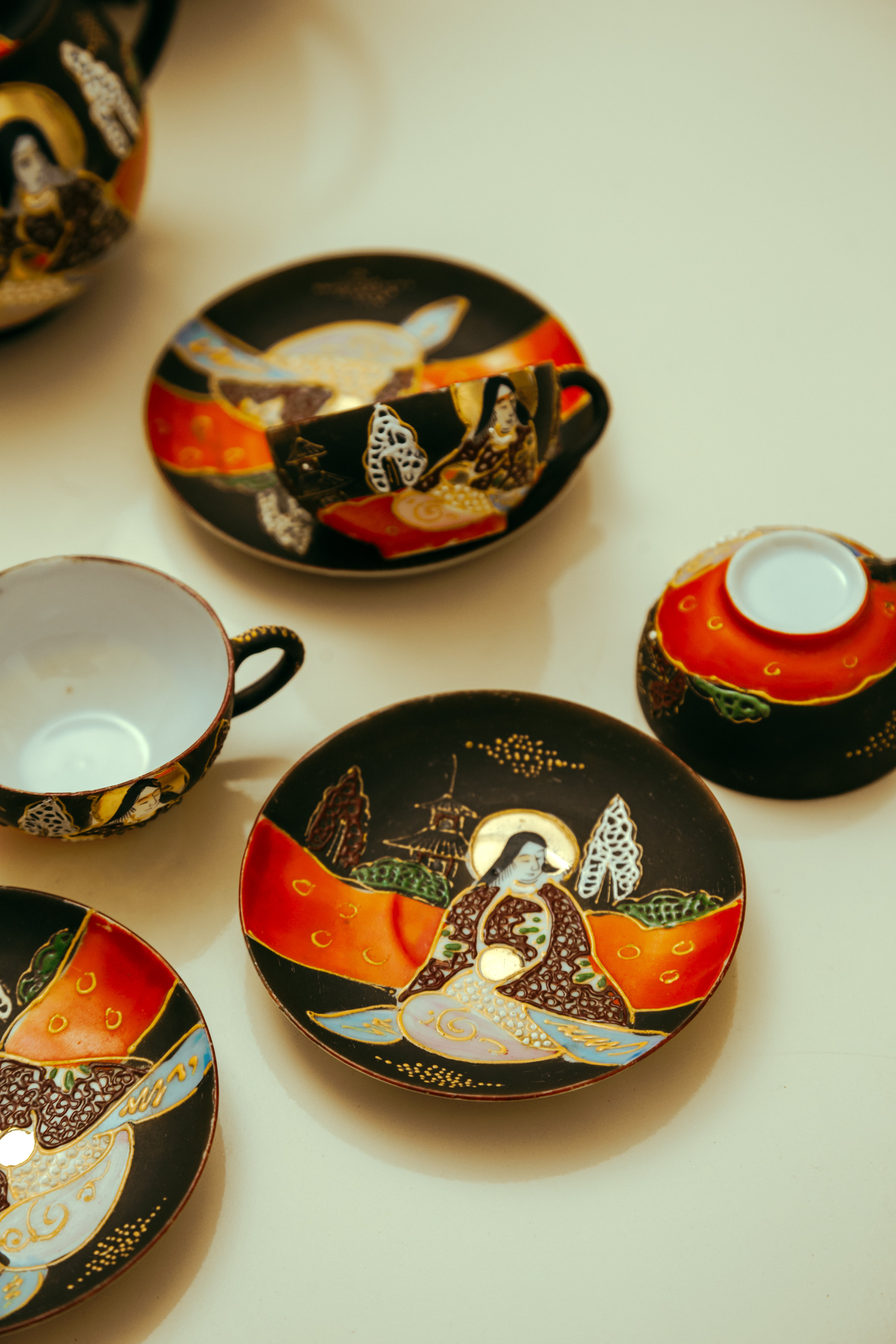 Jogo de café em porcelana japonesa casca de ovo com fundo preto 