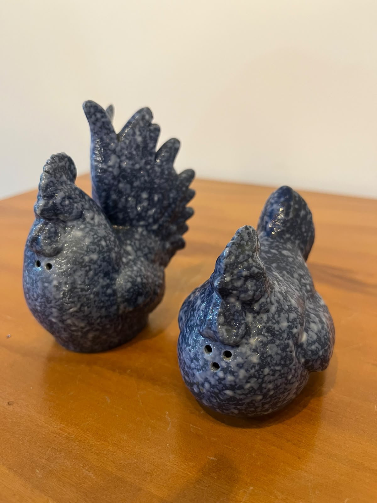 Dupla de aves decorativas em cerâmica azul mesclada – galo e galinha (saleiro e pimenteiro) 