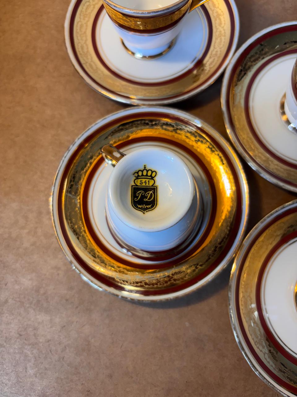 Conjunto de seis xícaras de café com pires em porcelana vinho e dourada PD 541 (DMCPS_304)