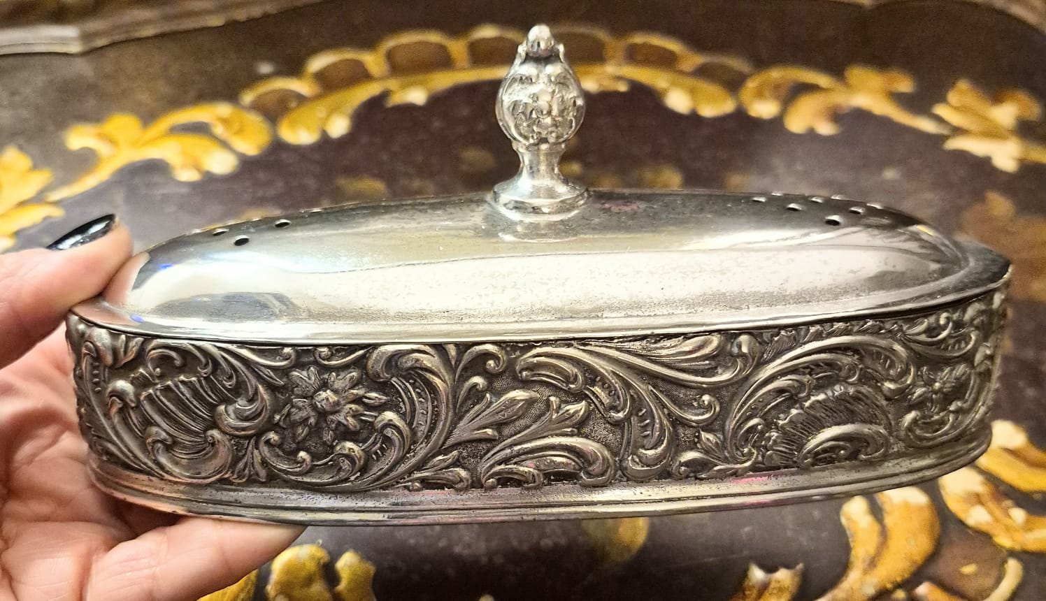 Caixa antiga (cerca de 1900) porta talco, hoje porta joias em metal espessurado à prata (banho quádruplo) estadounidense Art Noveau. Peça incrível,  relíquia linda com banho ainda em ótimo estado. Fabricante: Imperial Silver Co