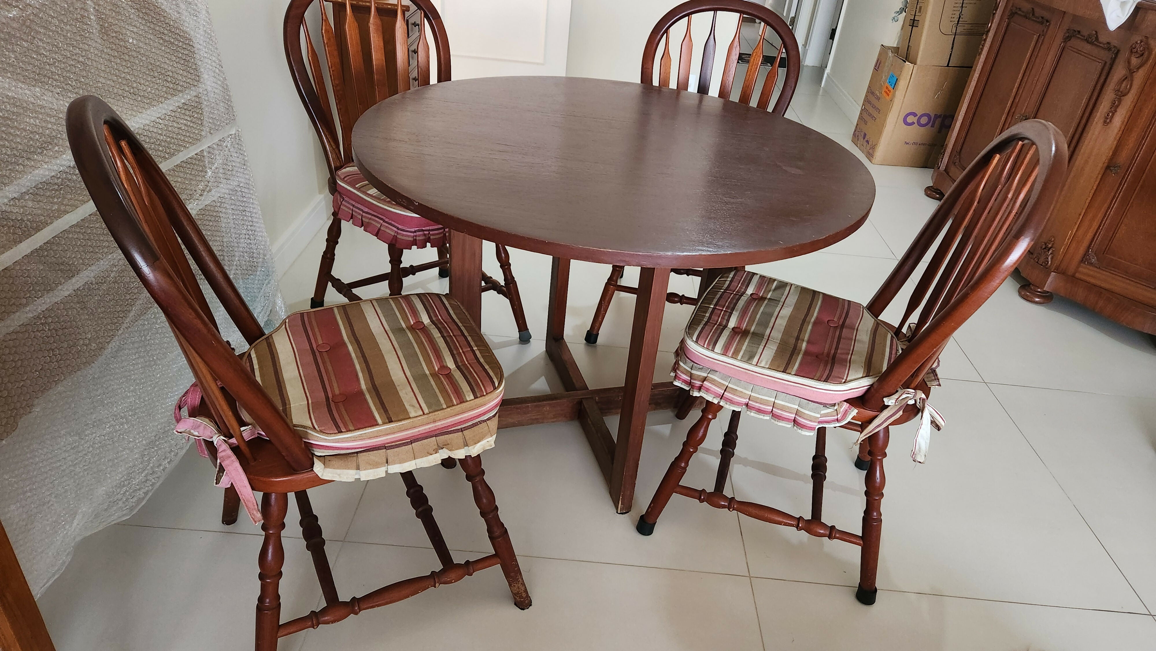 Mesa com quatro cadeiras