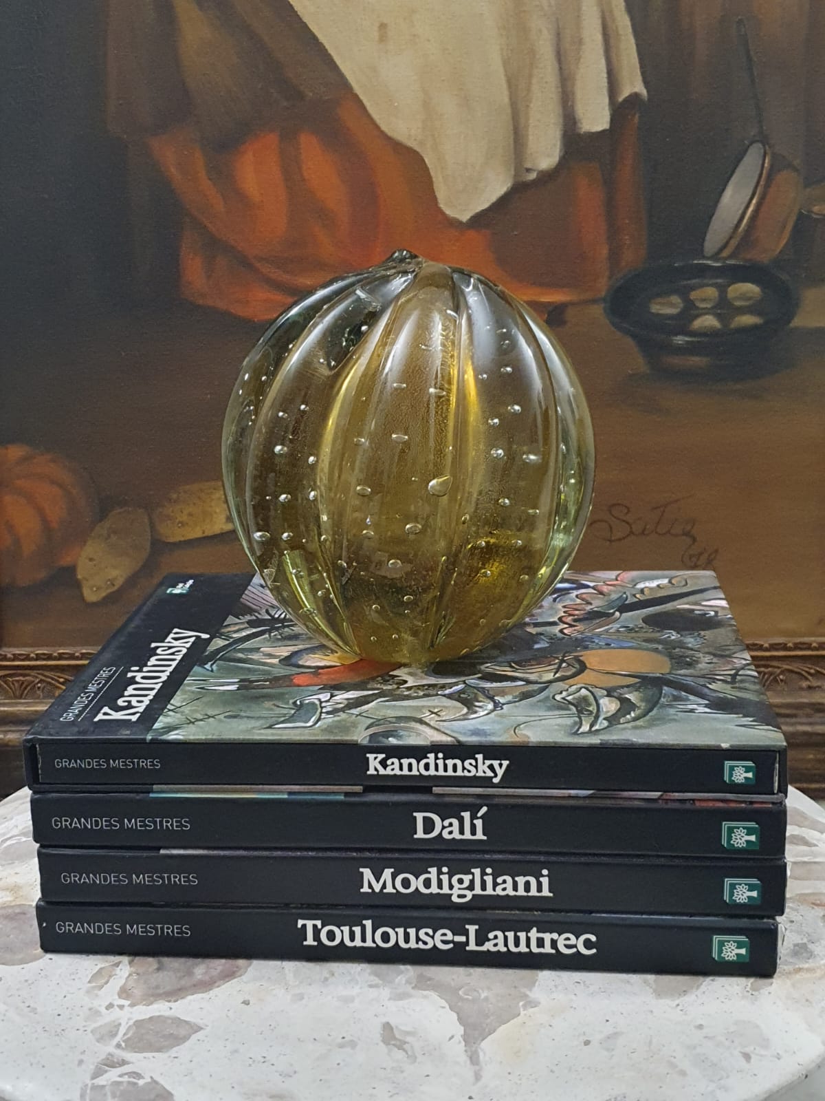 Maravilhoso Murano italiano em formato de esfera canelada com bolhas sopradas controladas em seu interior,  verde claro ambarado.