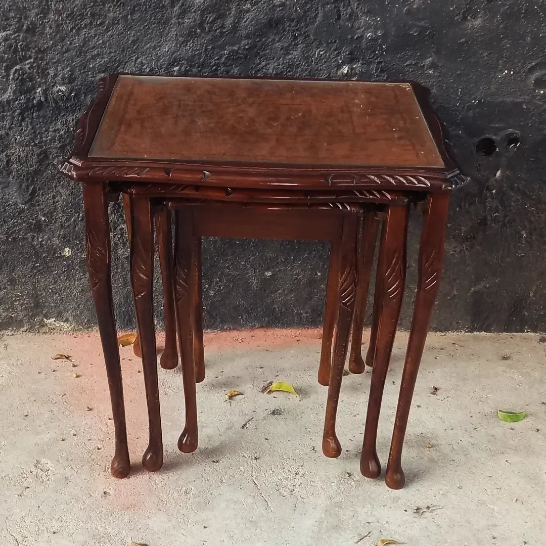 Mesa Ninho Inglesa com tampo em couro com detalhes dourados e vidro (restaurada) 