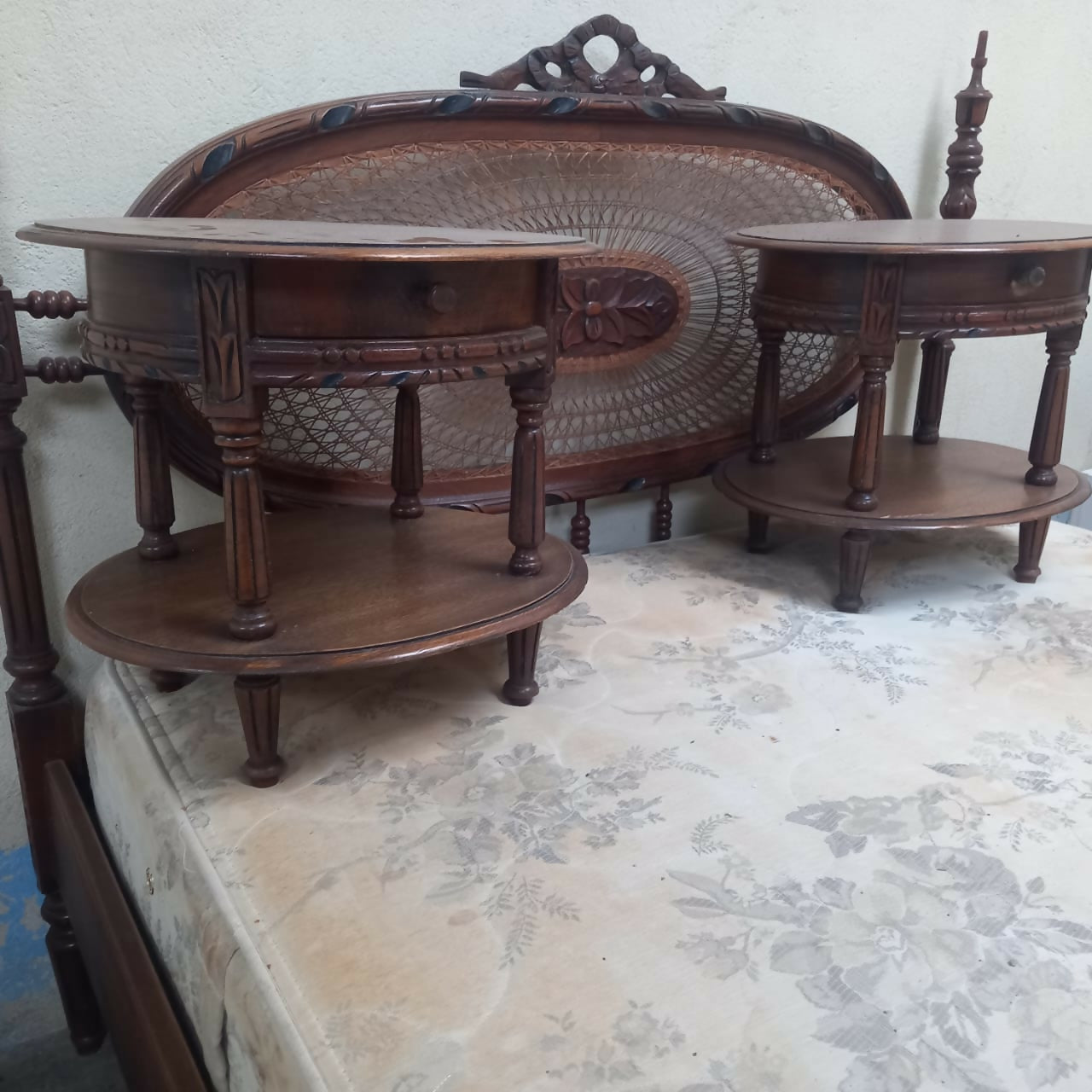 Cama de casal com par de móveis de cabeceira