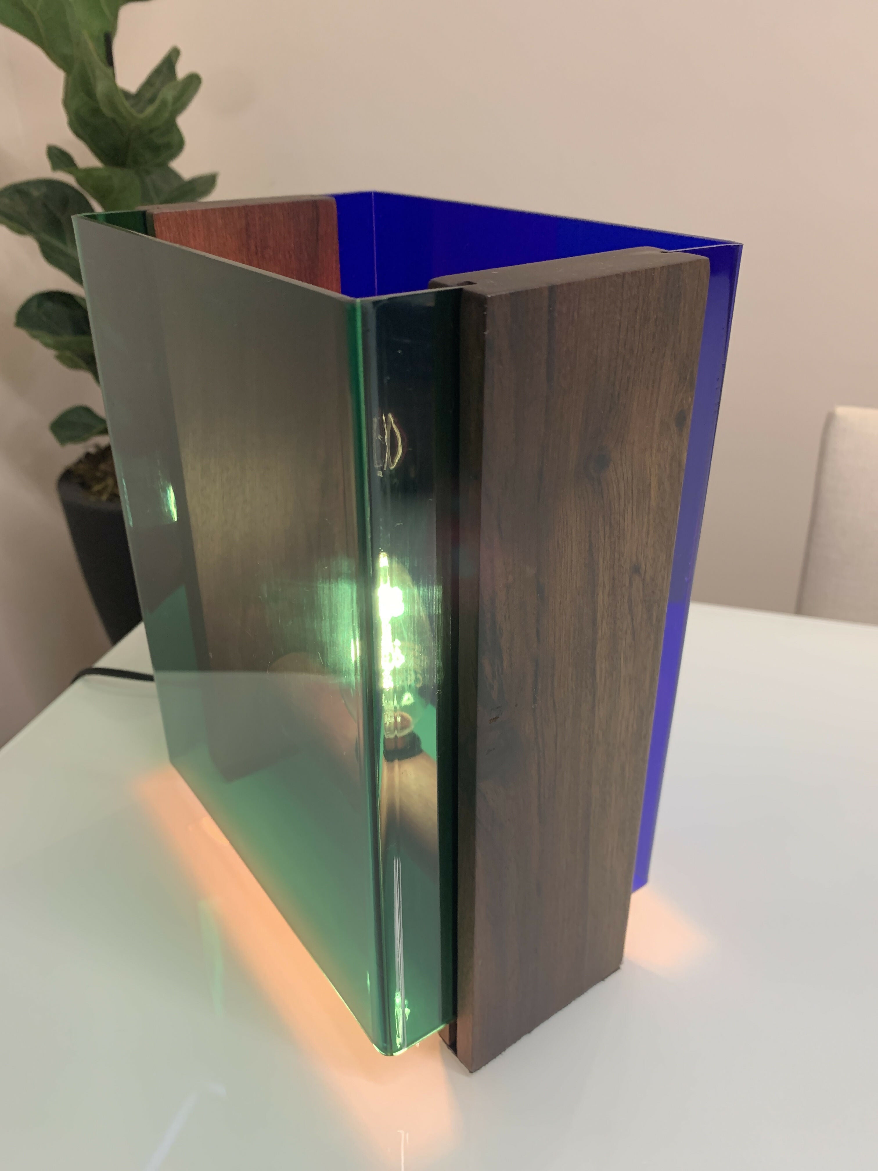 Luminária em acrílico azul e verde