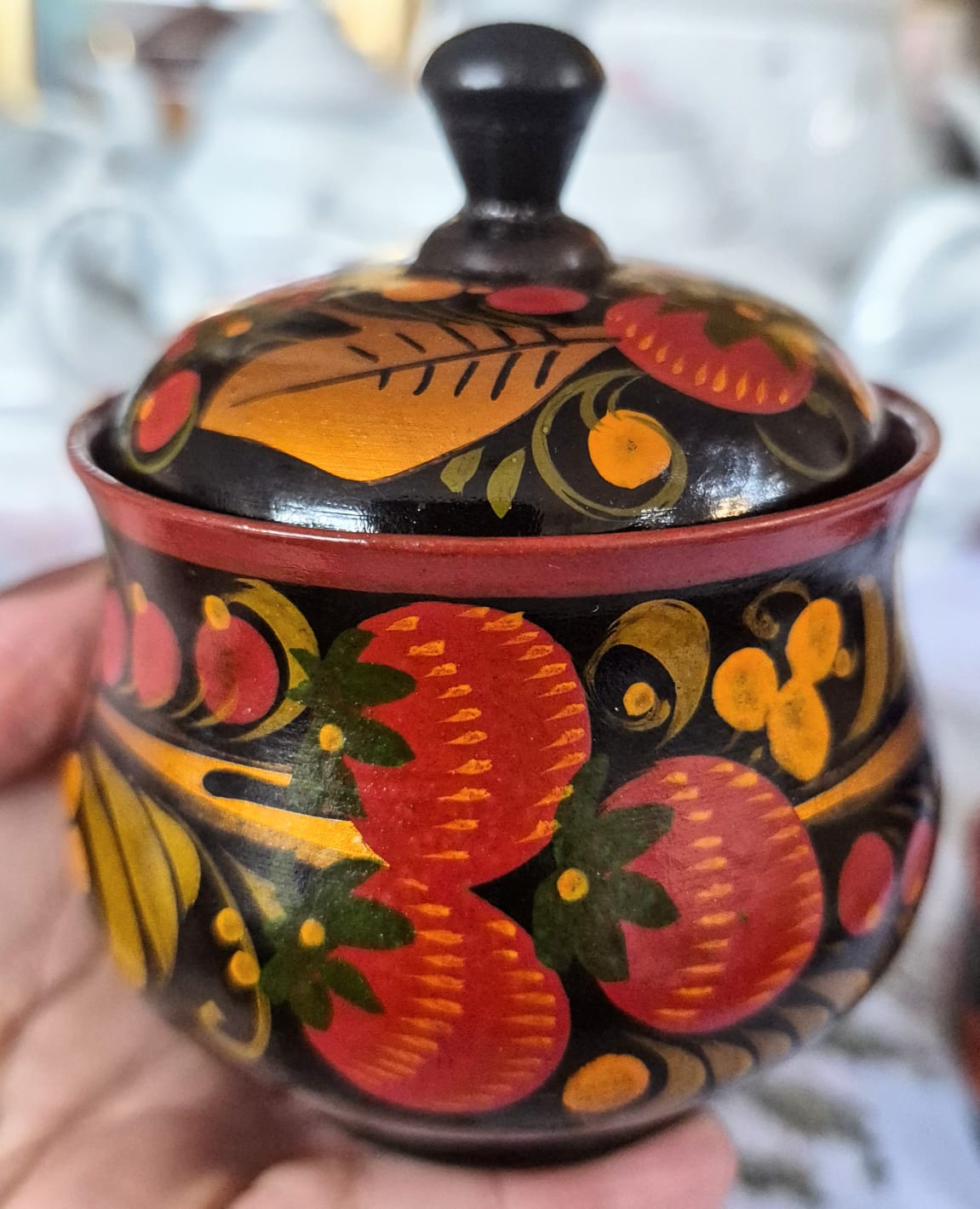 Conjunto de potes com tampa em laca russa Khokloma no tradicional padrão frutas silvestres. Perfeitos!
