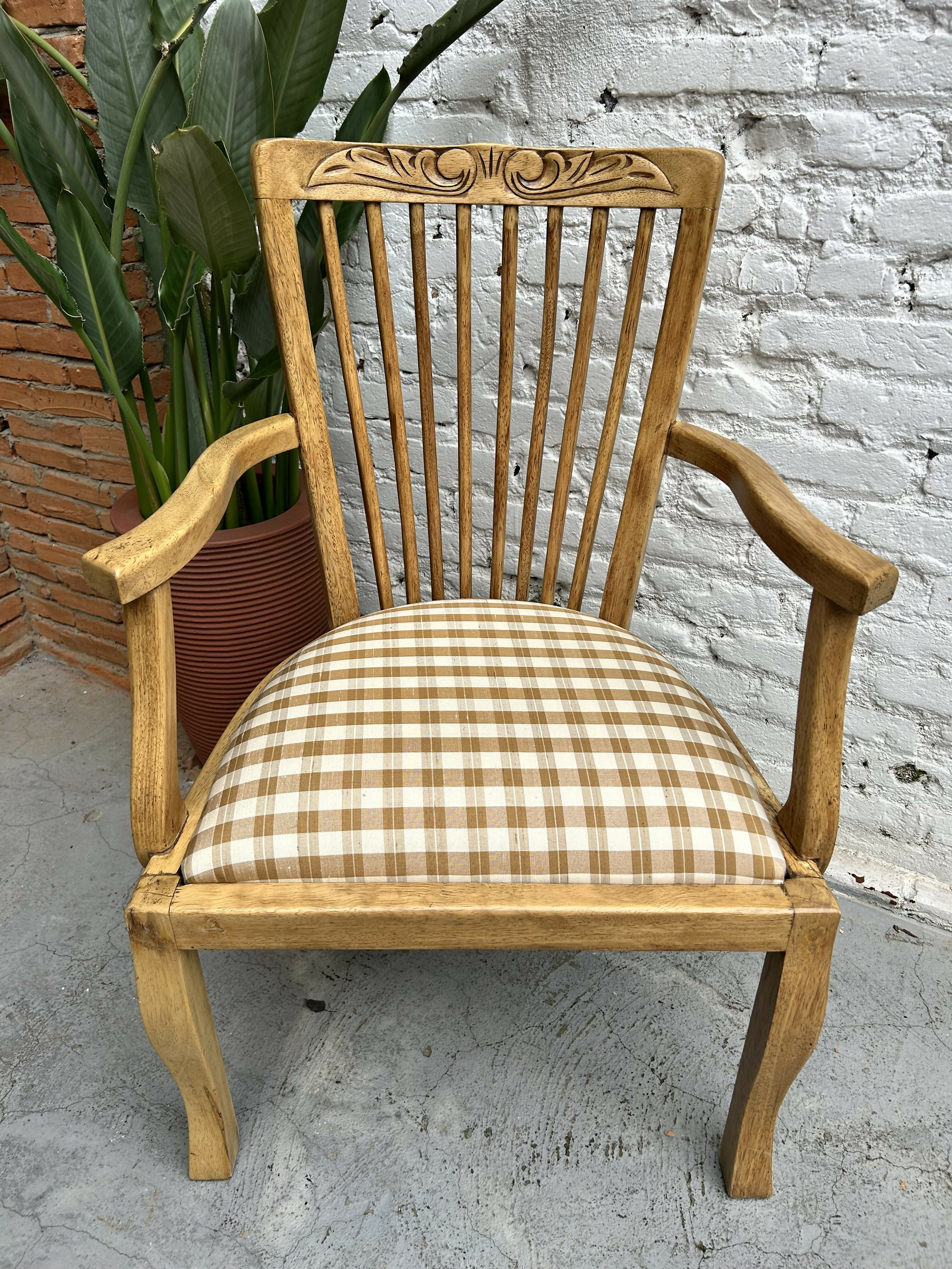 Antiga Cadeira com braço restaurada em madeira e tecido xadrez Donatelli