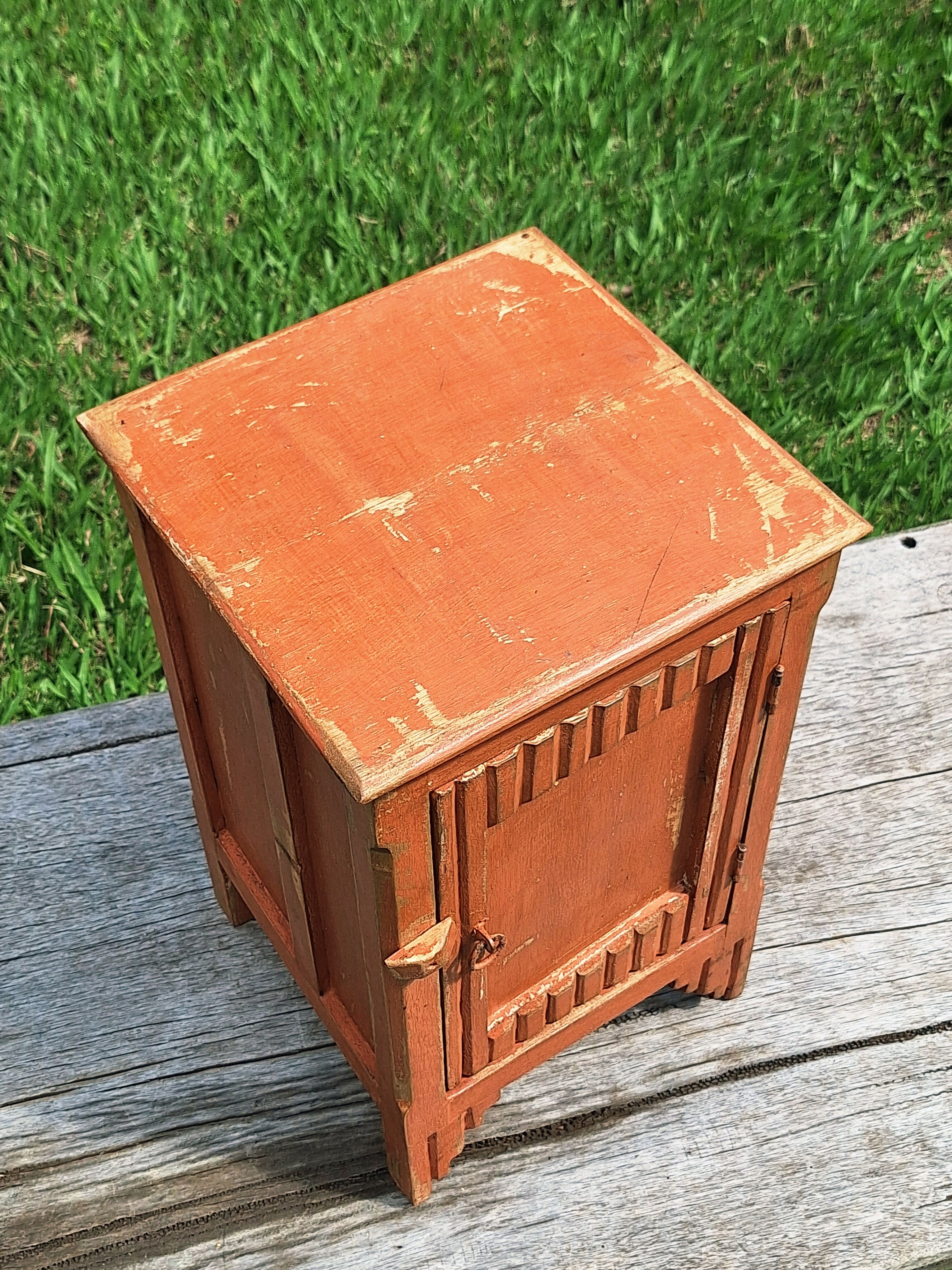 Mesinha de Cabeceira / Armarinho Tinta Gasta Marrom Madeira Maciça Garimpo Mineiro