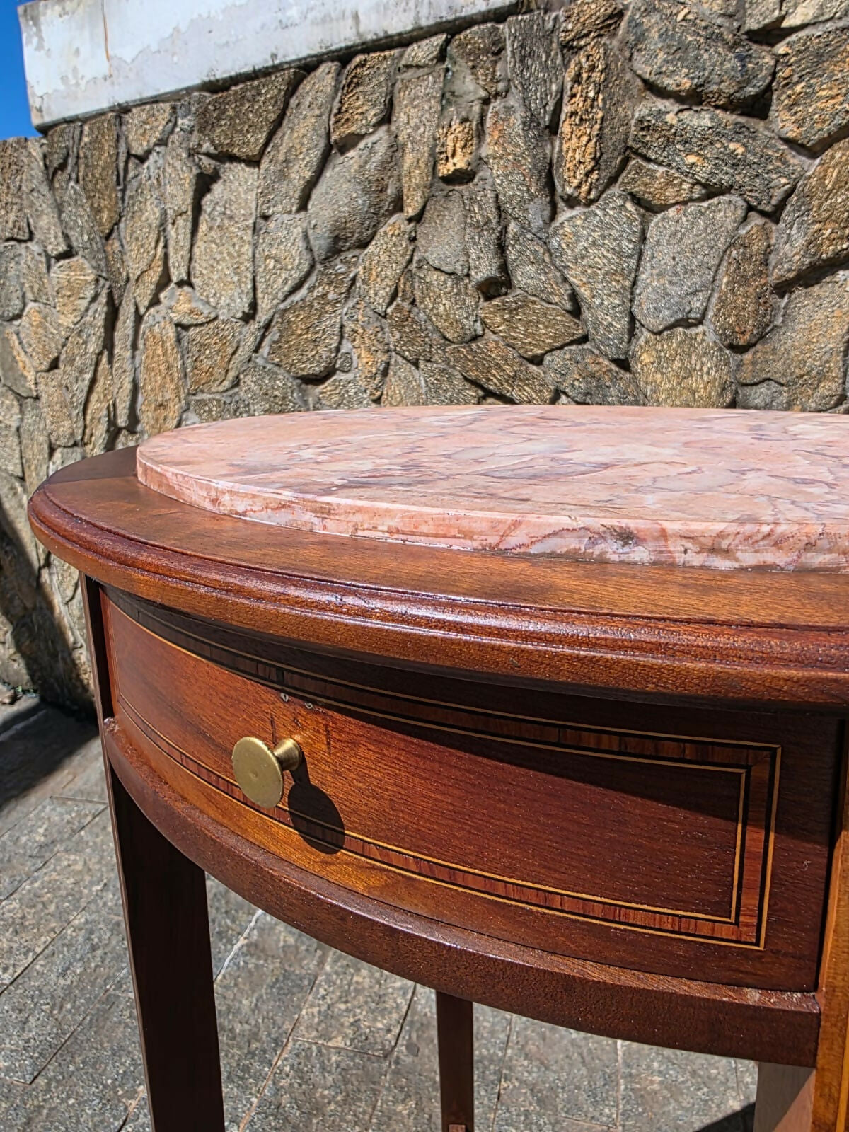 Antiga mesa auxiliar, com marchetaria, tampo em mármore rosa (restaurada!)