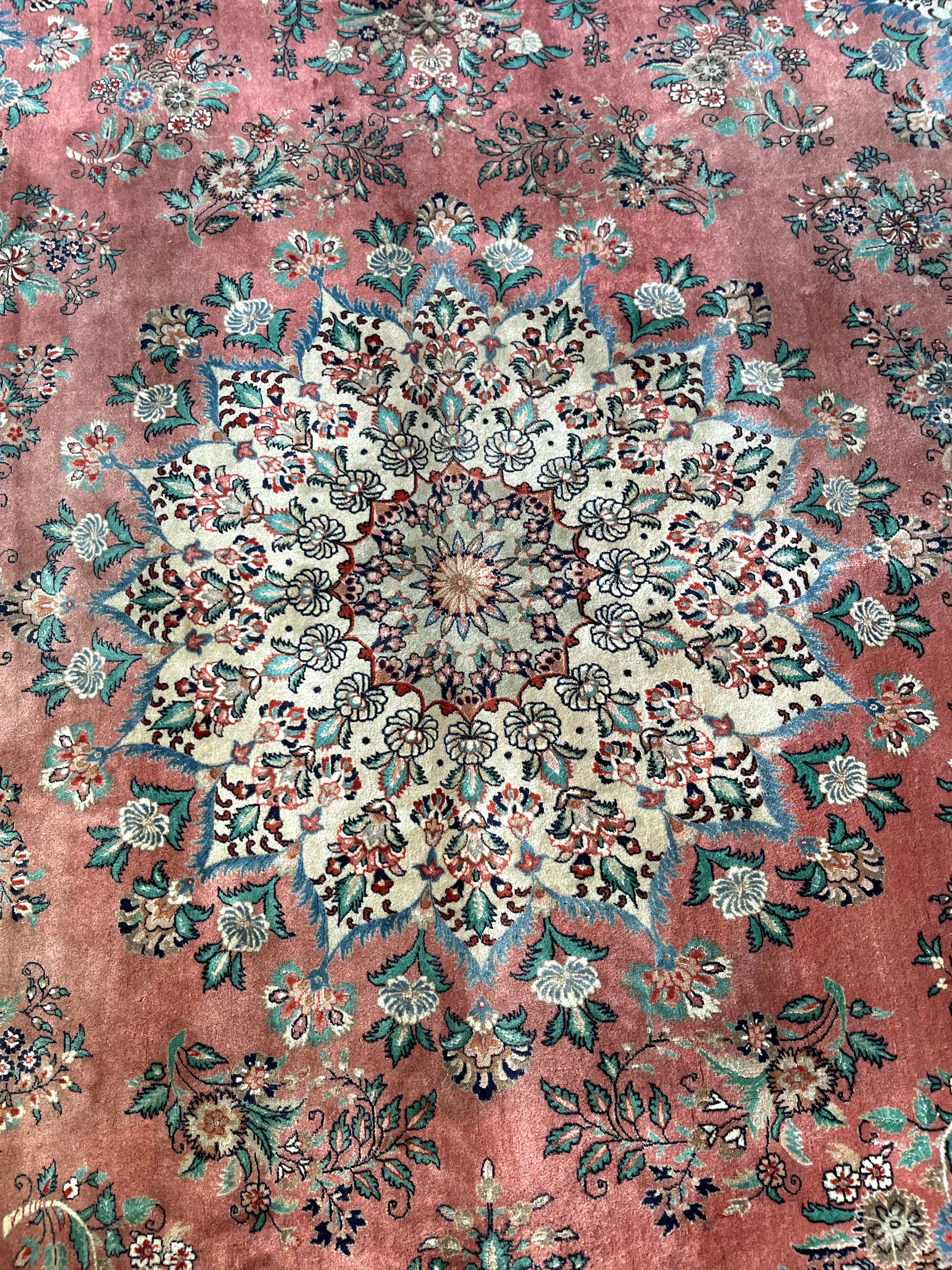 Tapete Persa Kashan 2,52 x 2,65 de coloração rosa antigo e azul
