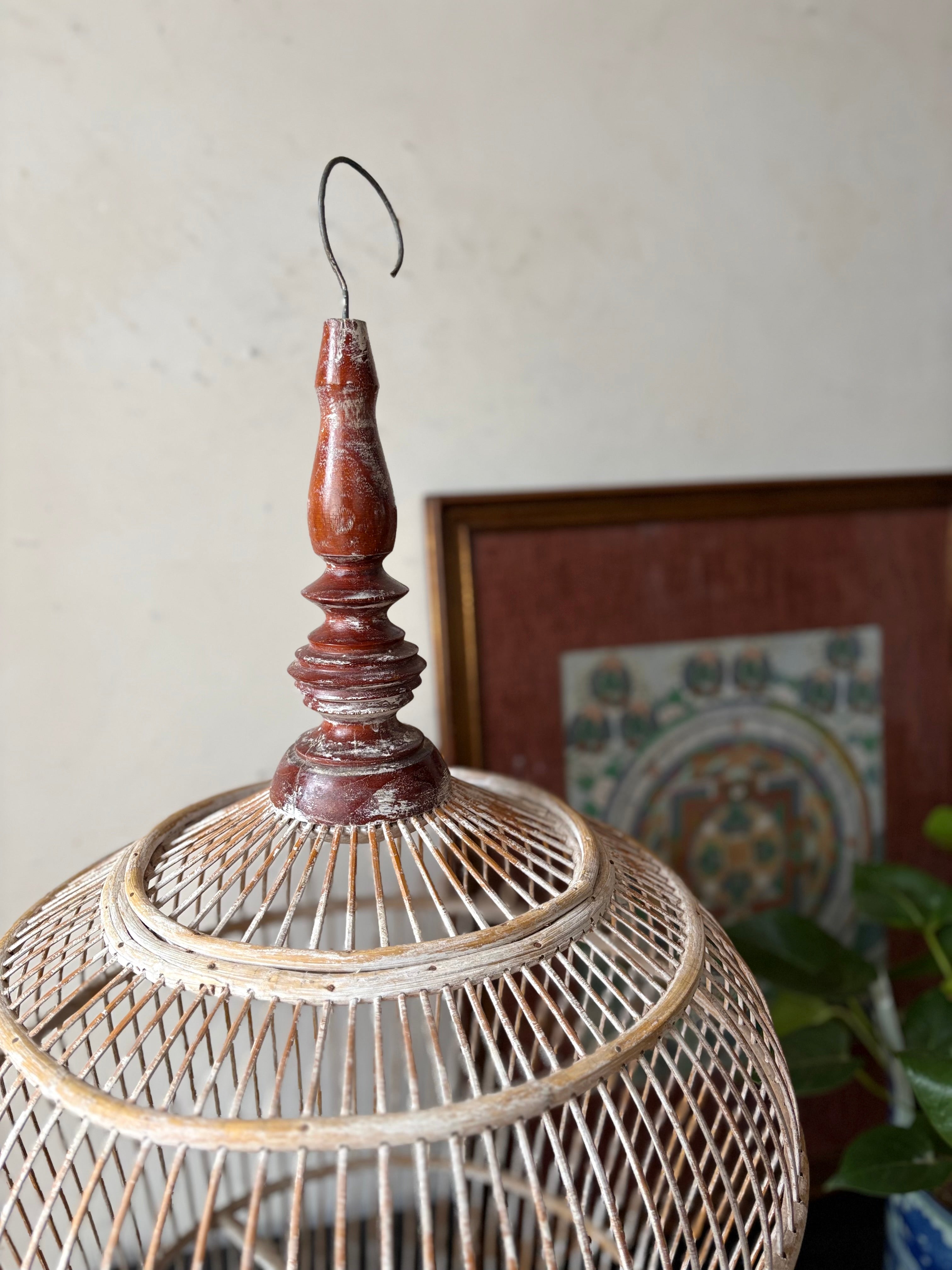 Grande gaiola ornamental em bambu para pendurar ou apoiar