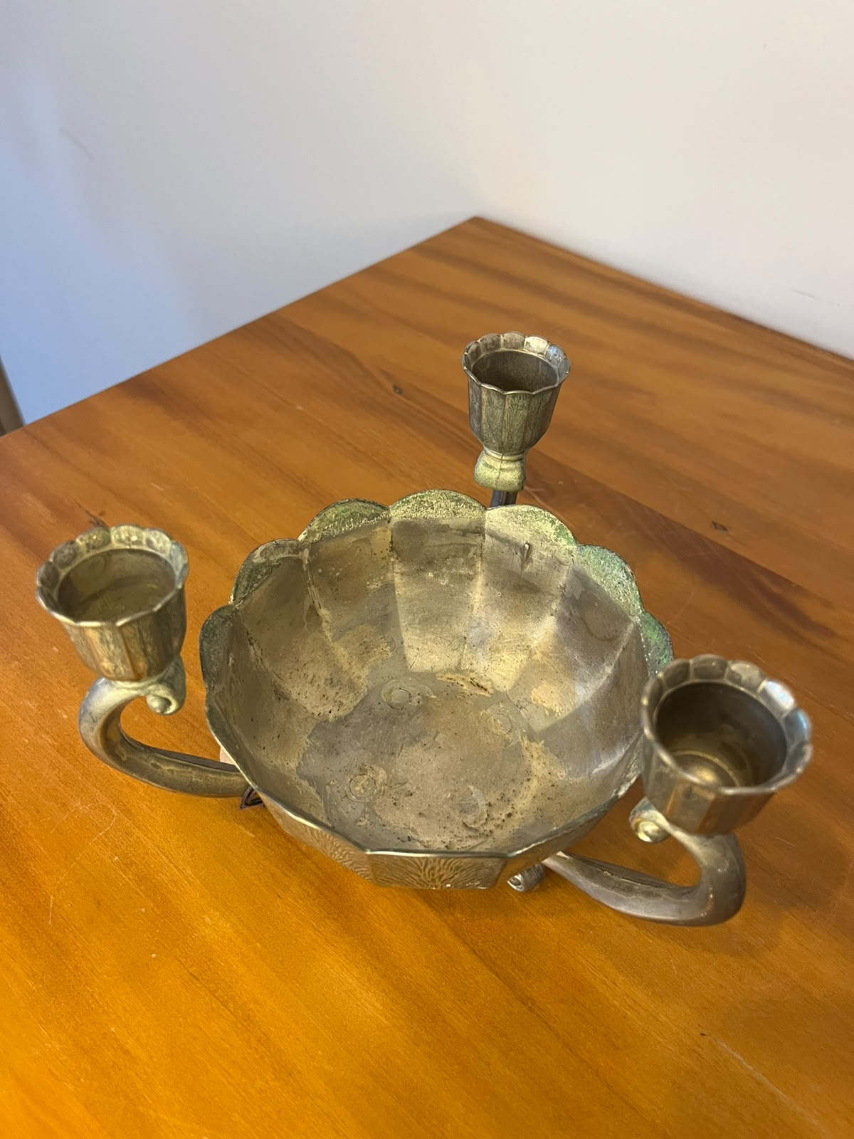 Centro de mesa redondo com castiçal italiano em metal prateado – F.T.D.A. 1982 – 3 velas