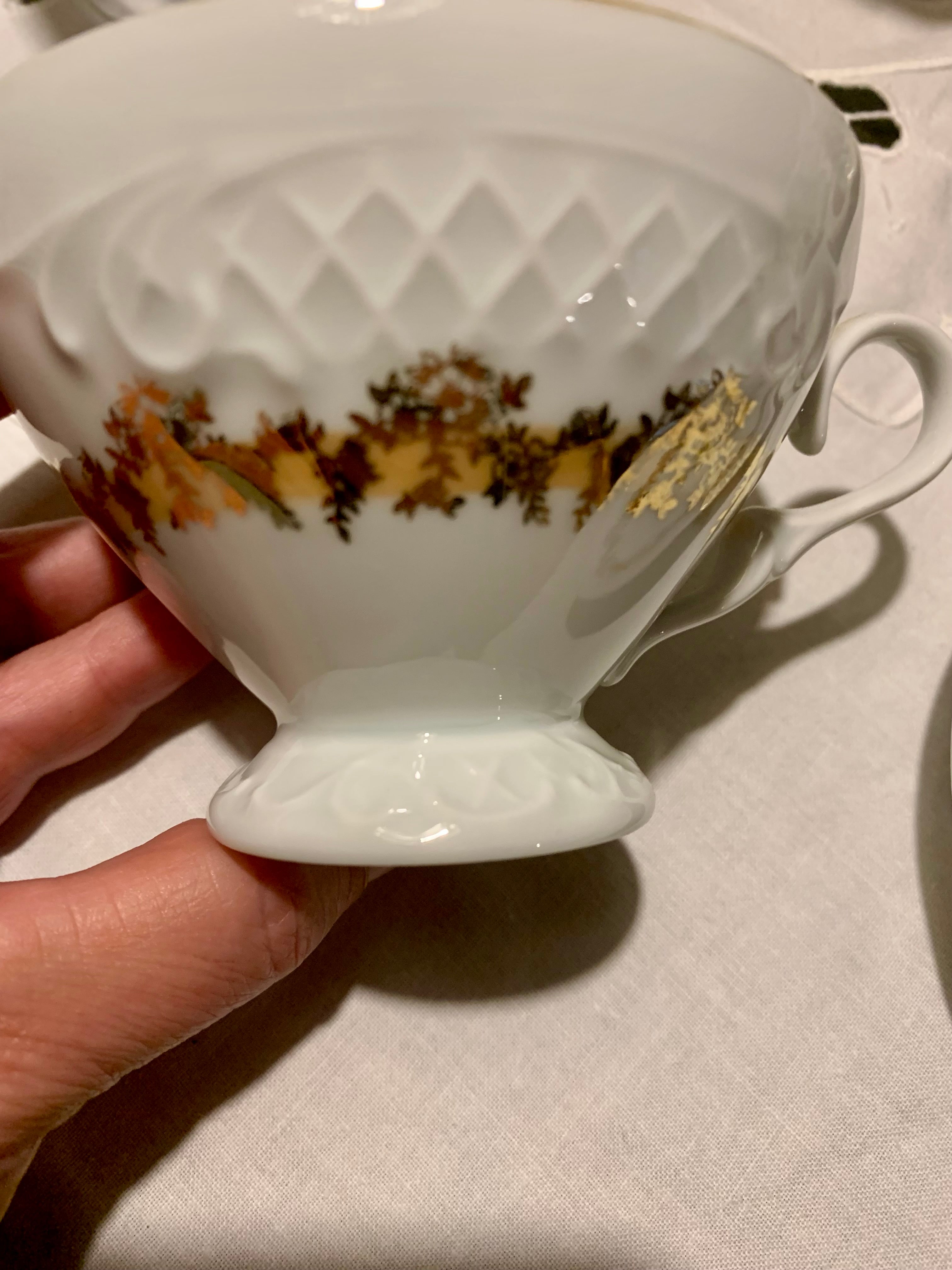 Espetacular xícara solteira em porcelana para coleção. com estampa floral dourada